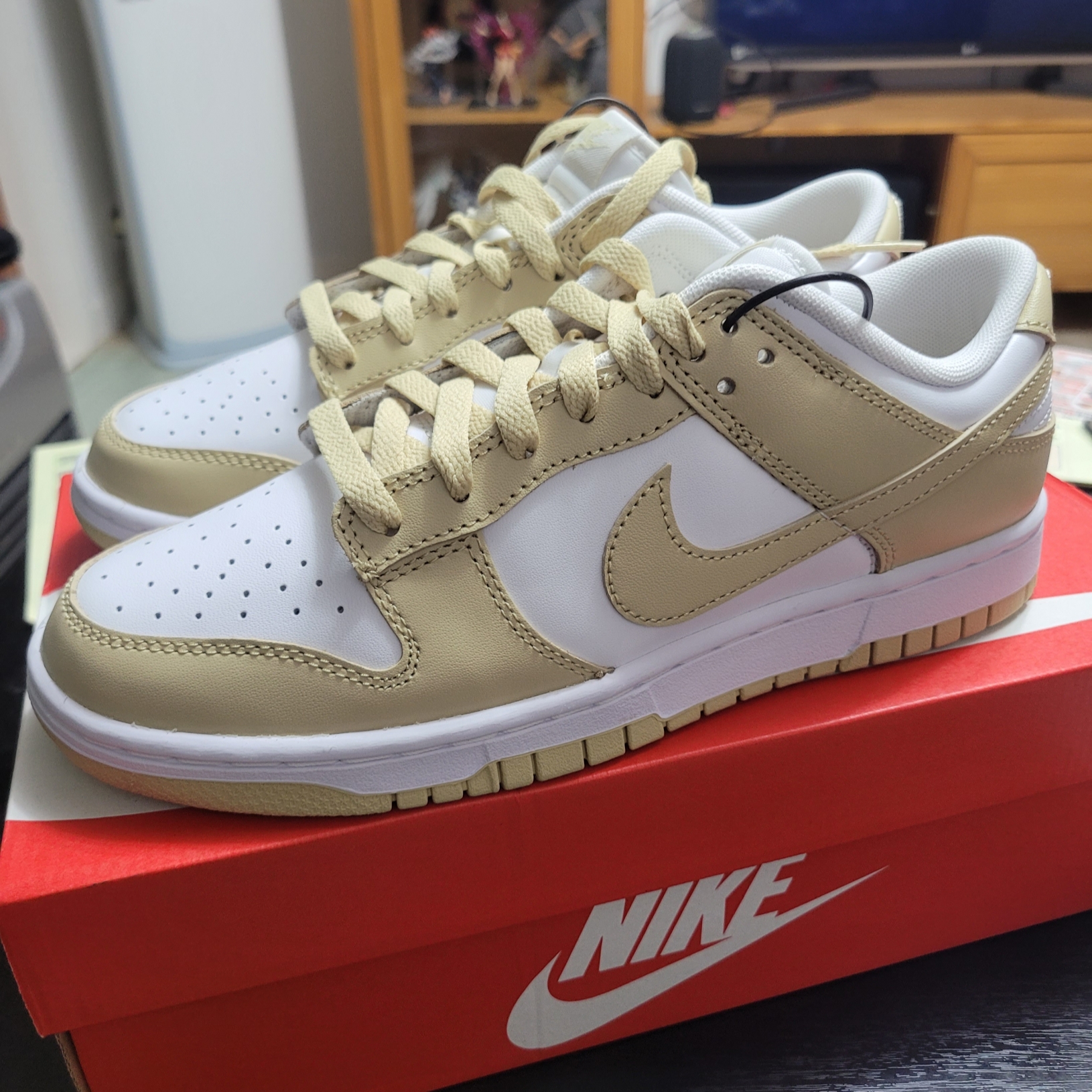 Nike Dunk Low Team Gold and White 착용 스타일 - 1