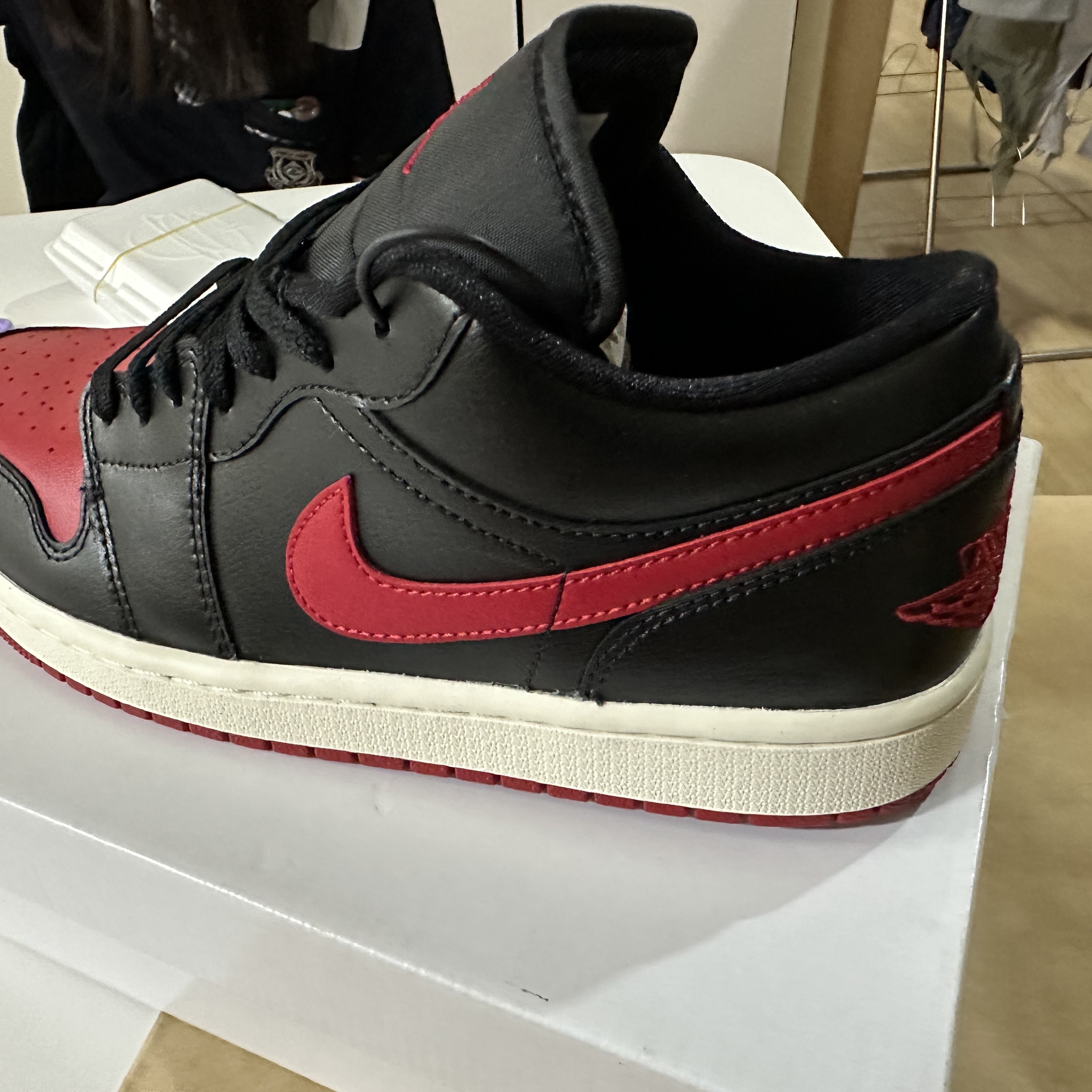 (W) Jordan 1 Low Black Gym Red 착용 스타일 - 5