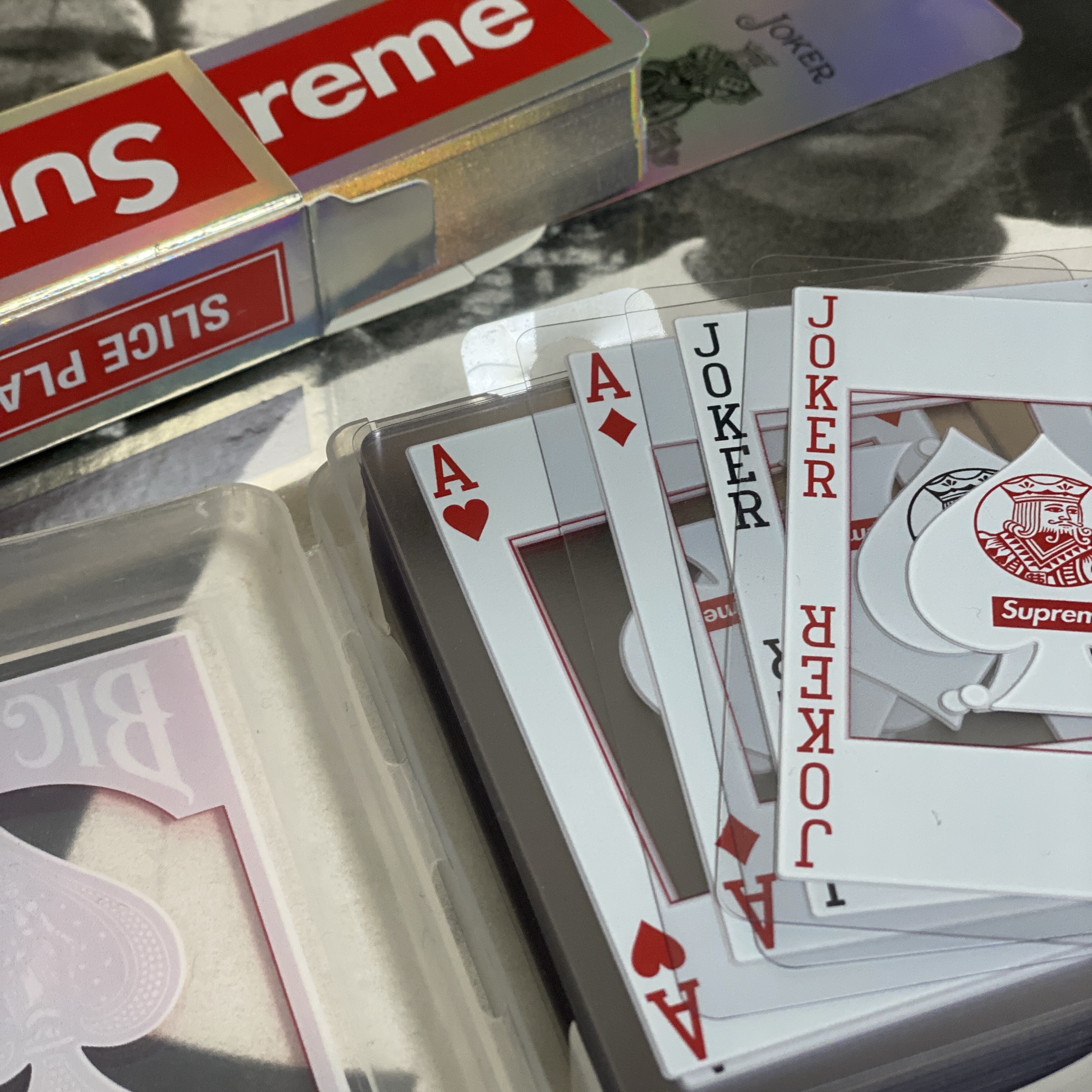 Supreme x Bicycle Holographic Slice Cards Holographic - 23FW, Supreme Bicycle Clear Playing Cards - 20FW 착용 스타일