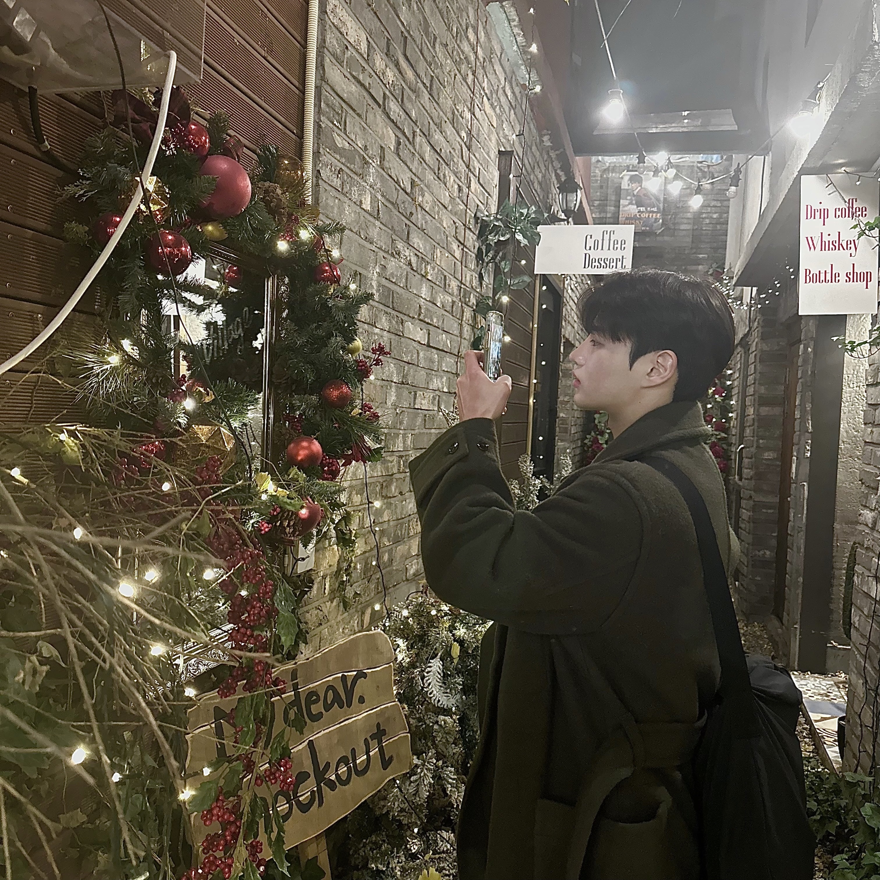 Lemaire Caban Wool Wrap Coat Pewter Green, Uniqlo U Drawstring Shoulder Bag Black 착용 스타일 - 1