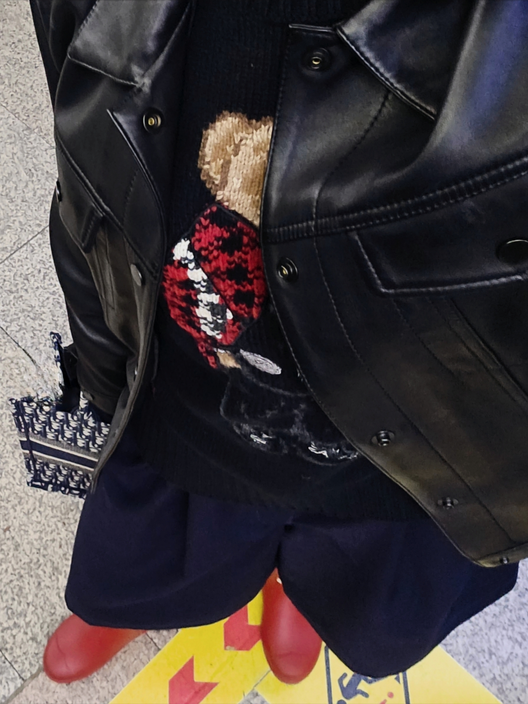 (W) Hunter Commando Chelsea Boots Black, Dior Medium Book Tote Blue Dior Oblique Embroidery 착용 스타일 - 3