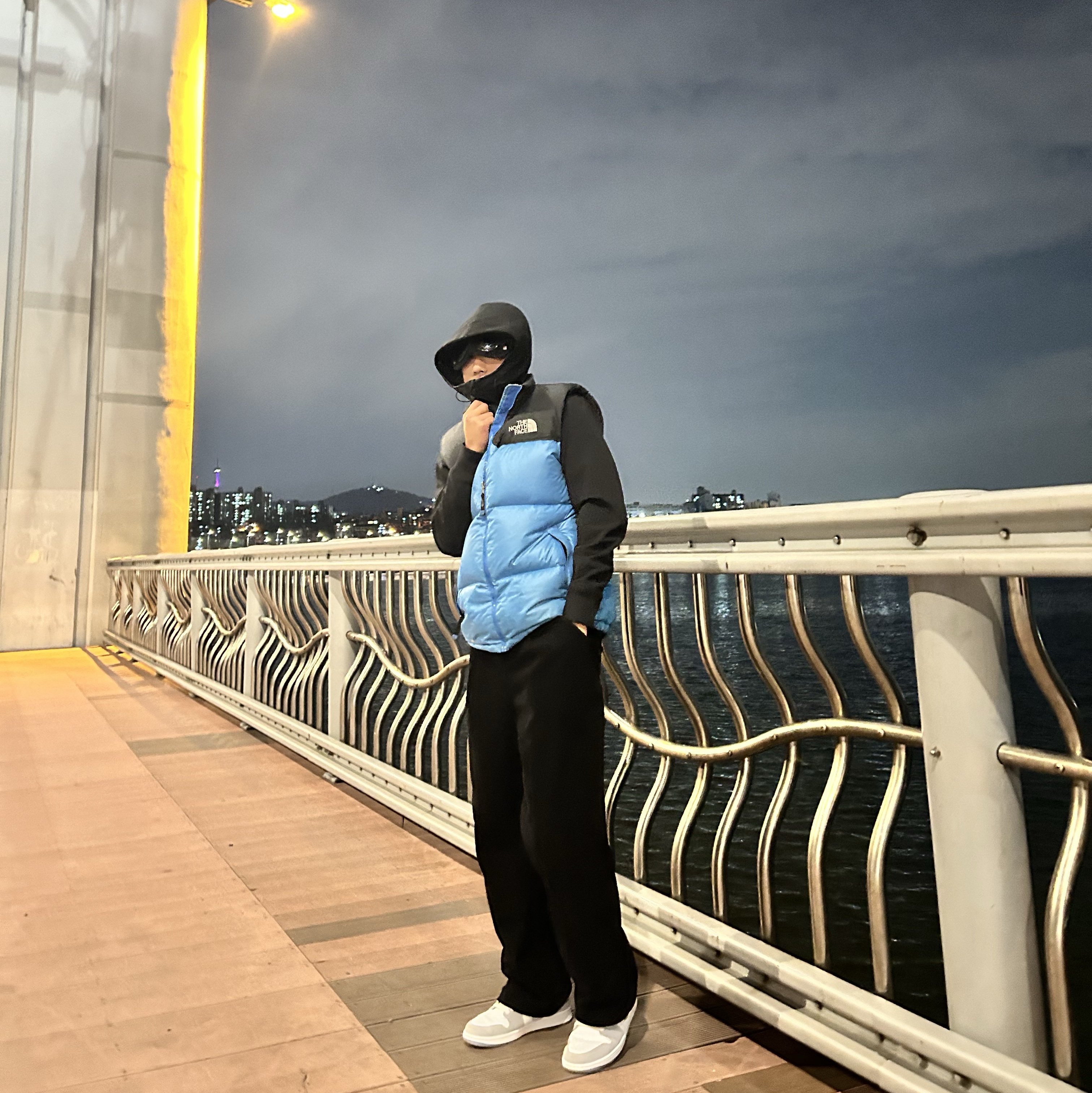 The North Face 1996 Retro Nuptse Vest Sonic Blue, C.P. Company Shell-R Goggle Jacket Black - 23SS 착용 스타일 - 1