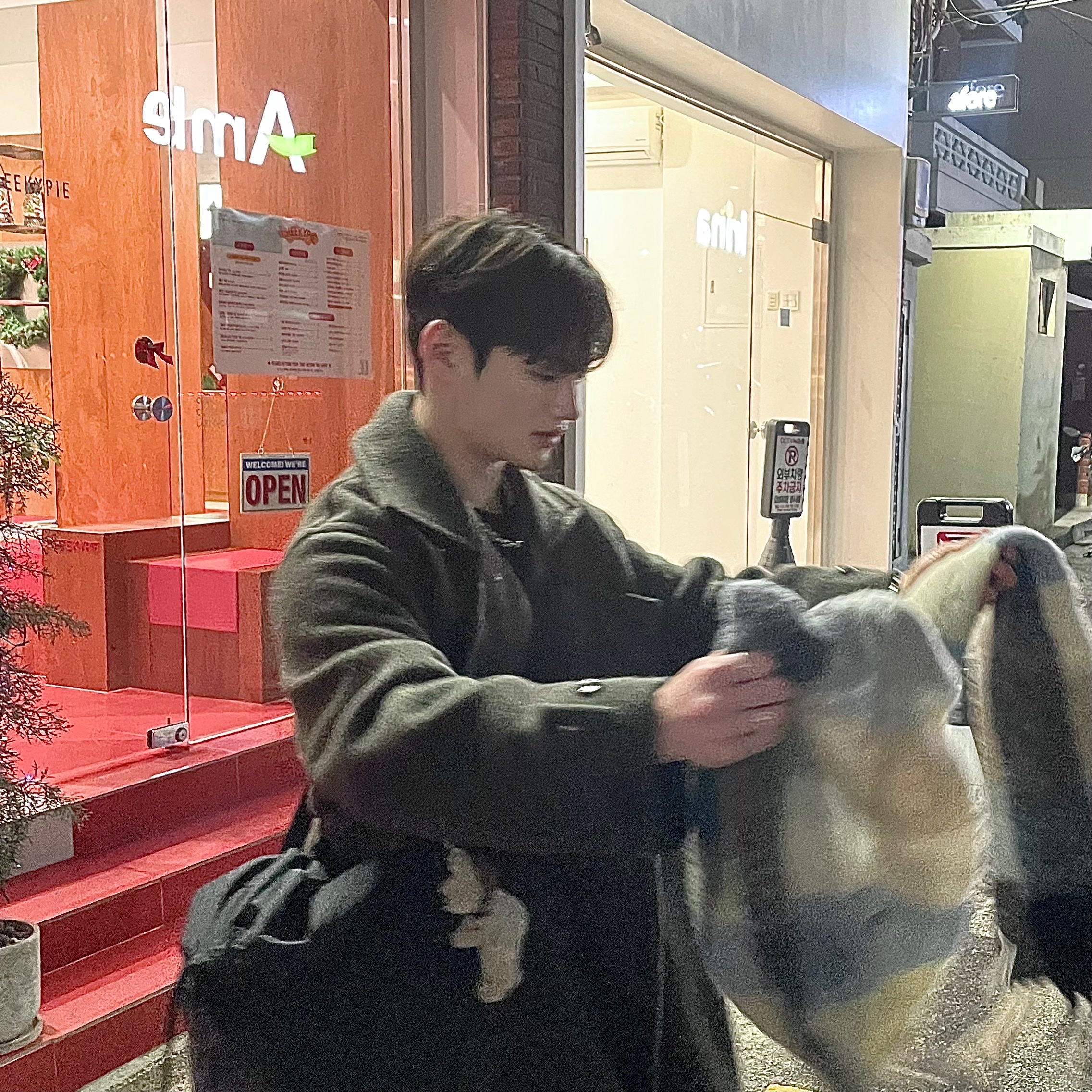 Lemaire Caban Wool Wrap Coat Pewter Green, Uniqlo U Drawstring Shoulder Bag Black 착용 스타일 - 4