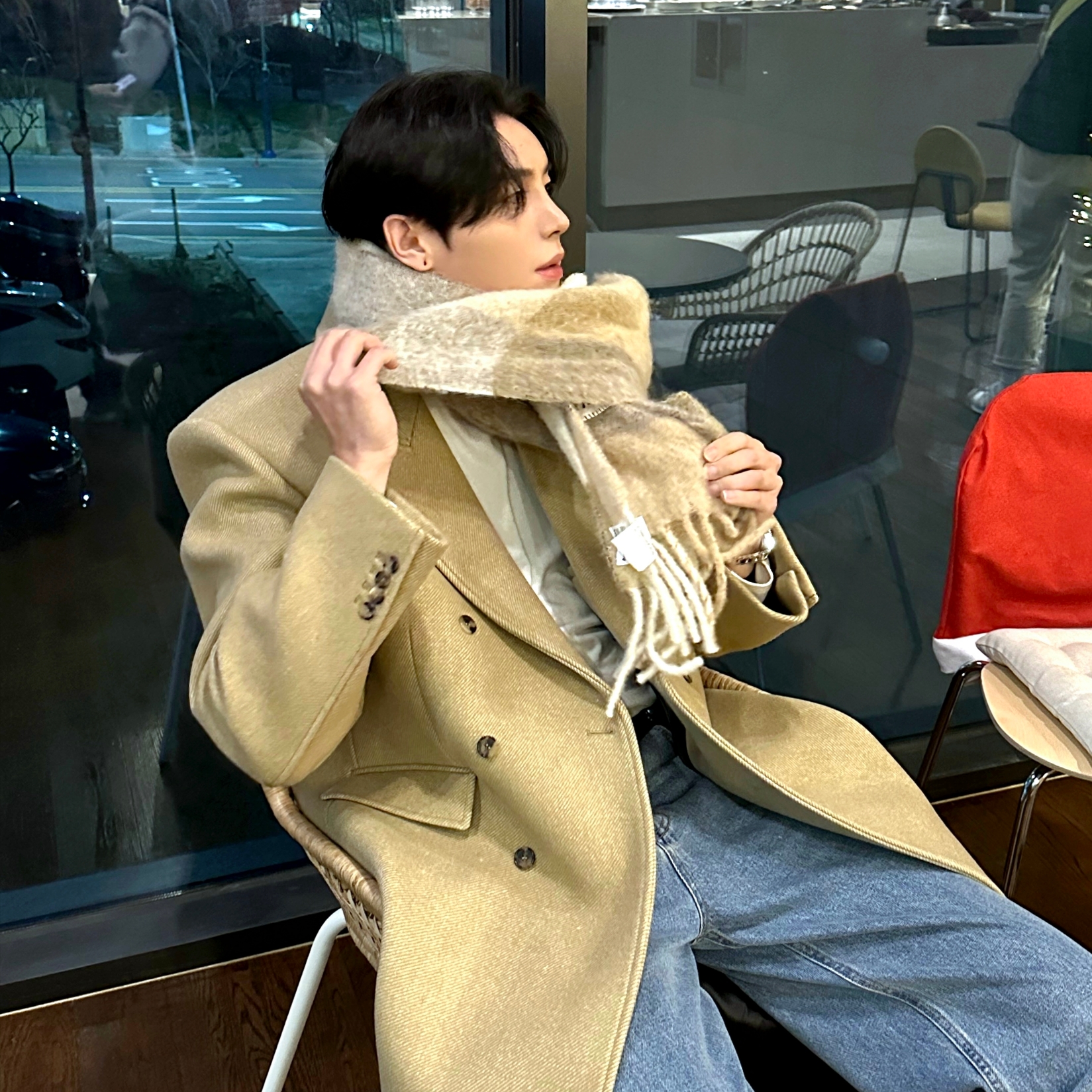 Acne Studios Mohair Check Muffler White Beige 착용 스타일