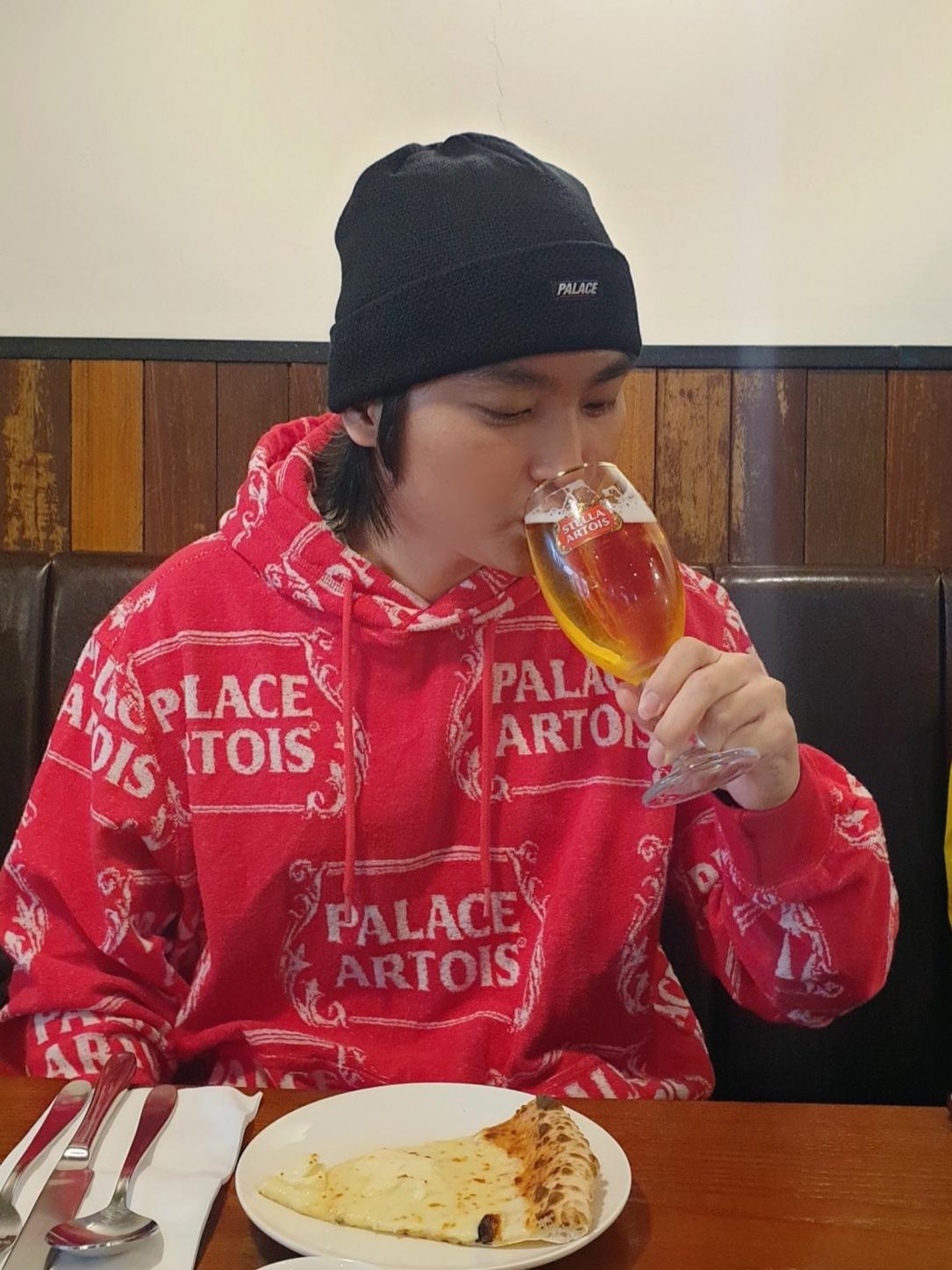 Palace x Stella Artois Hood Red White Towel - 21SS, Palace x Stella Artois Pint Chalice Clear - 21FW 착용 스타일 - 1