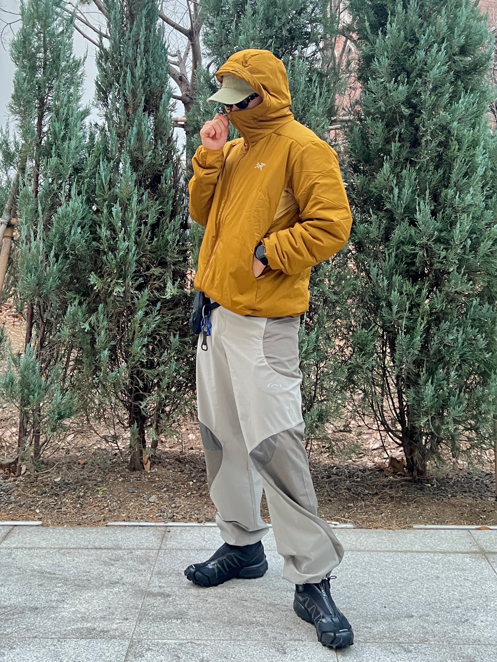 Arc'teryx Atom Heavyweight Hoody Yukon, Art of Field Three Colourway Pants Khaki 착용 스타일 - 2