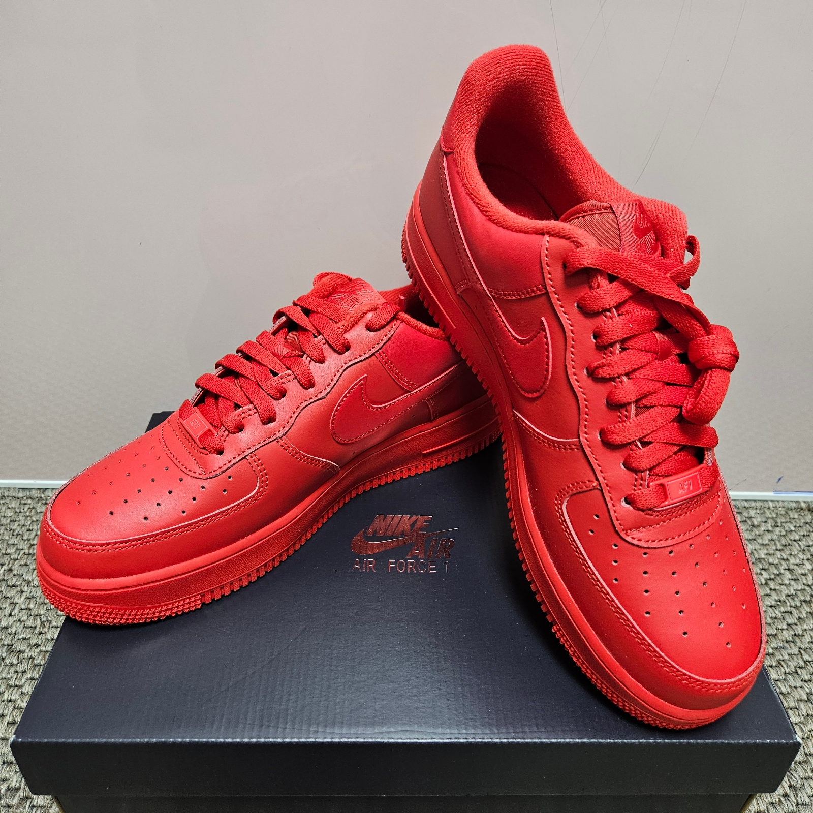 Nike Air Force 1 '07 LV8 Low 1 Triple Red 착용 스타일 - 3