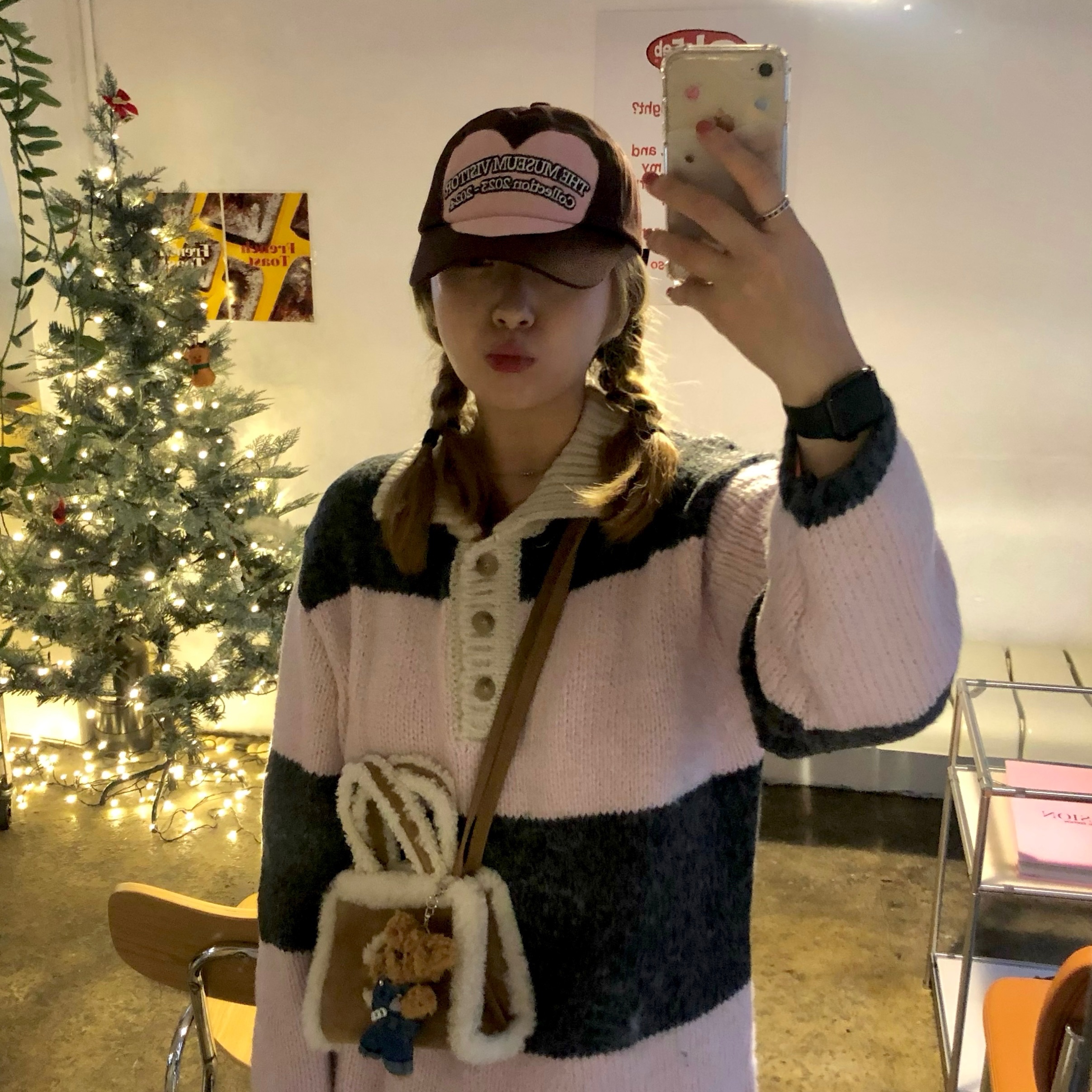 Telfar x UGG Small Shopping Bag Chestnut, The Museum Visitor Heart Cut-Out Logo Ballcap Brown 착용 스타일