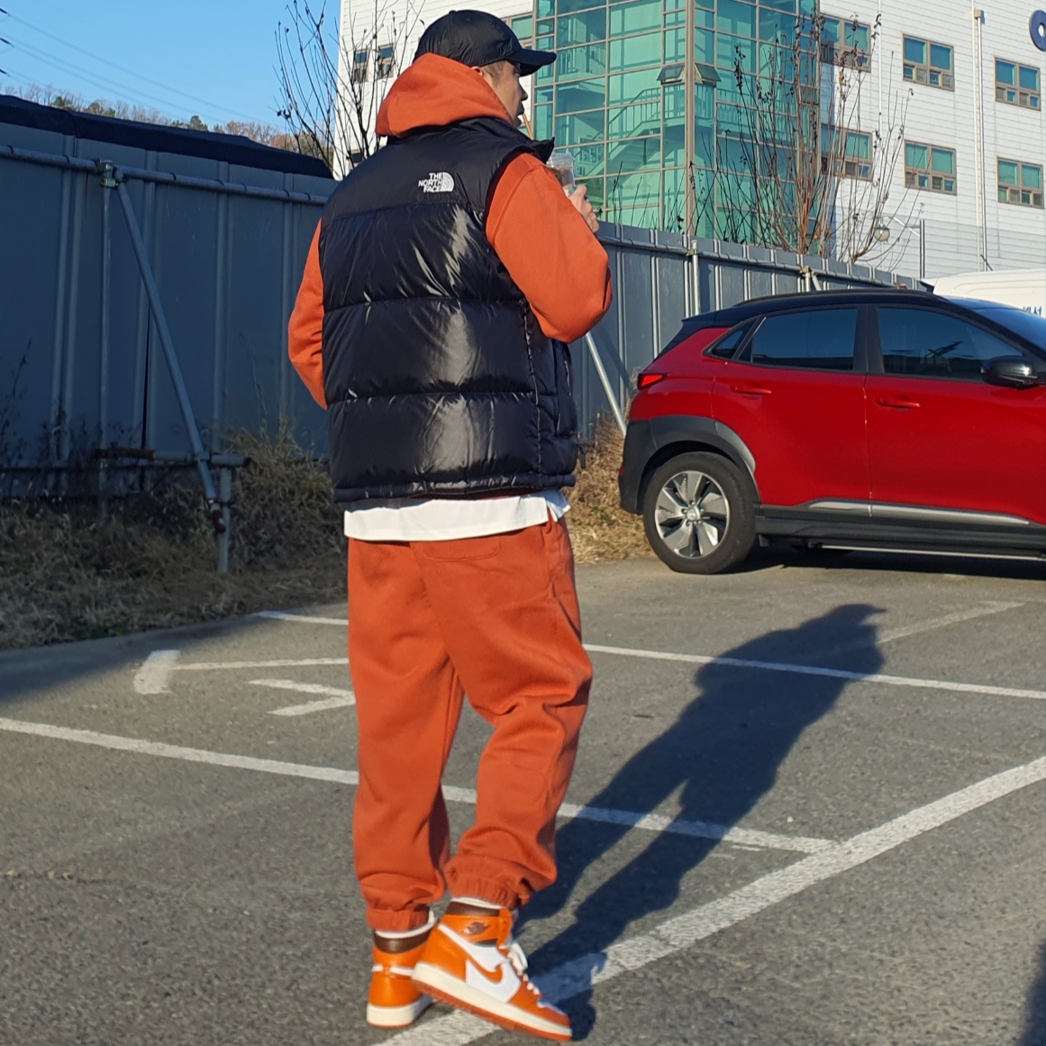 The North Face Nuptse Hybrid Down Ball Vest Black, Nike ACG Trail Cap Black 착용 스타일 - 1