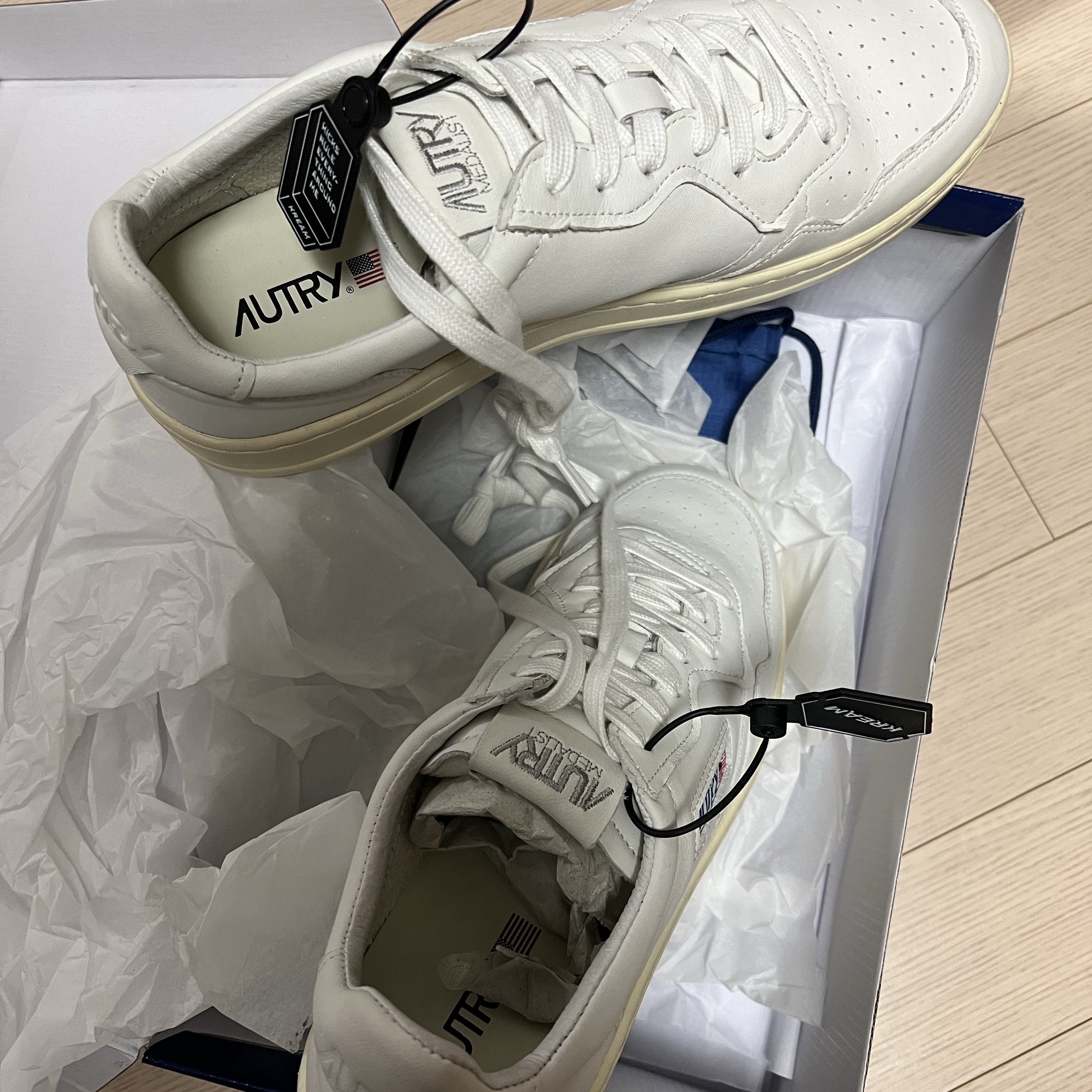 Autry Medalist Low Goatskin Sneakers White 착용 스타일 - 1