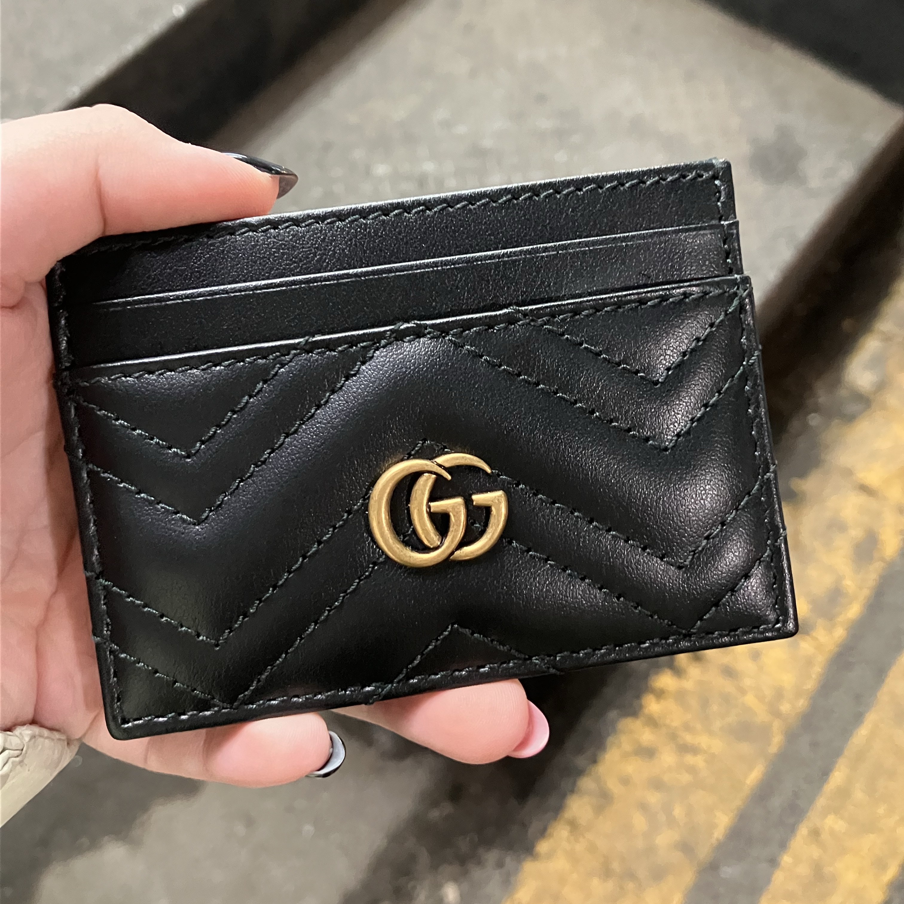 Gucci GG Marmont Card Case Black 착용 스타일