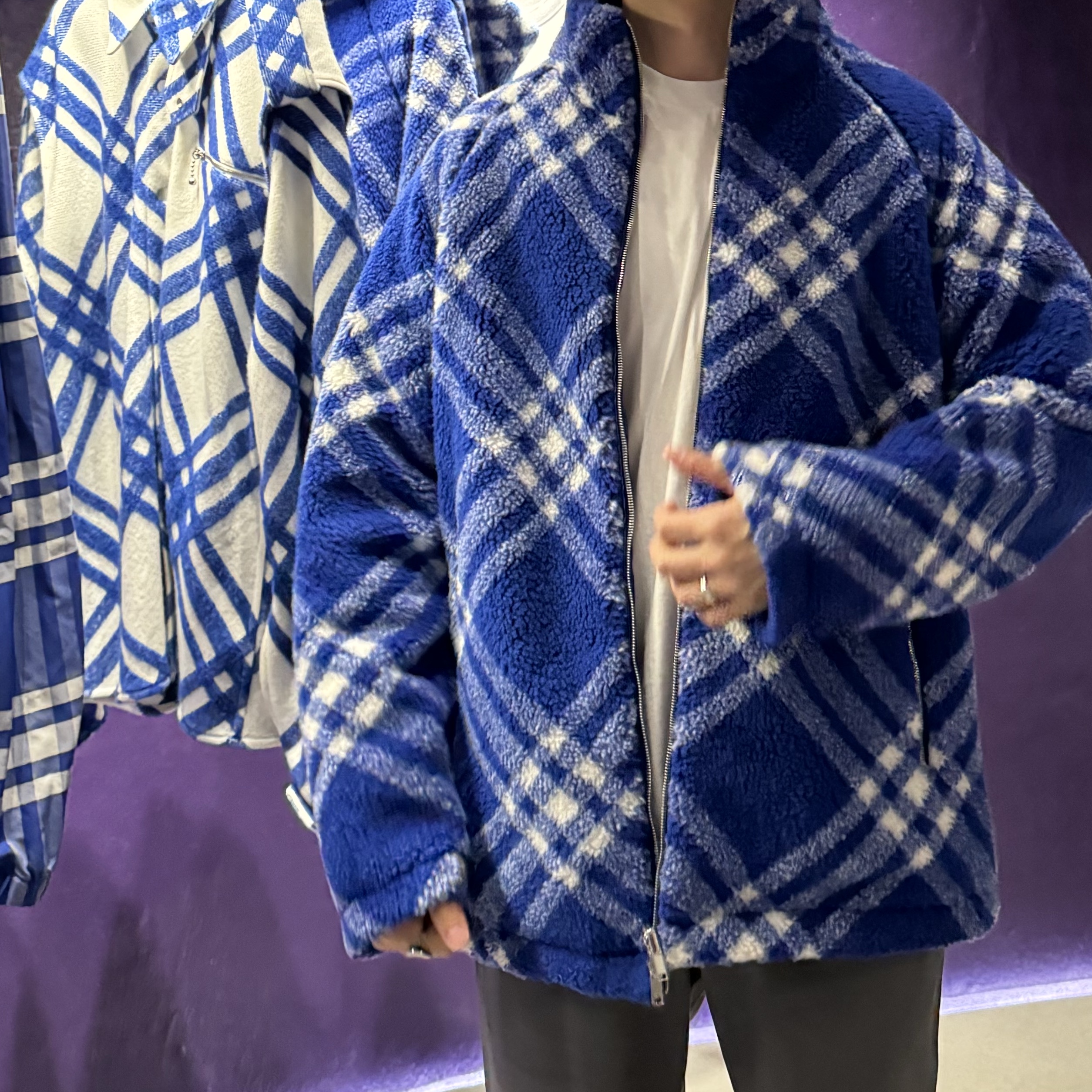 Burberry Reversible Check Fleece Jacket Knight 착용 스타일