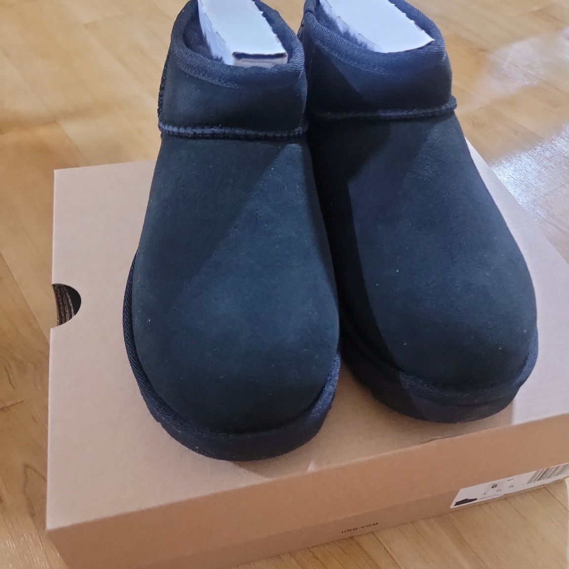 (W) UGG Classic Ultra Mini Boots Black 착용 스타일