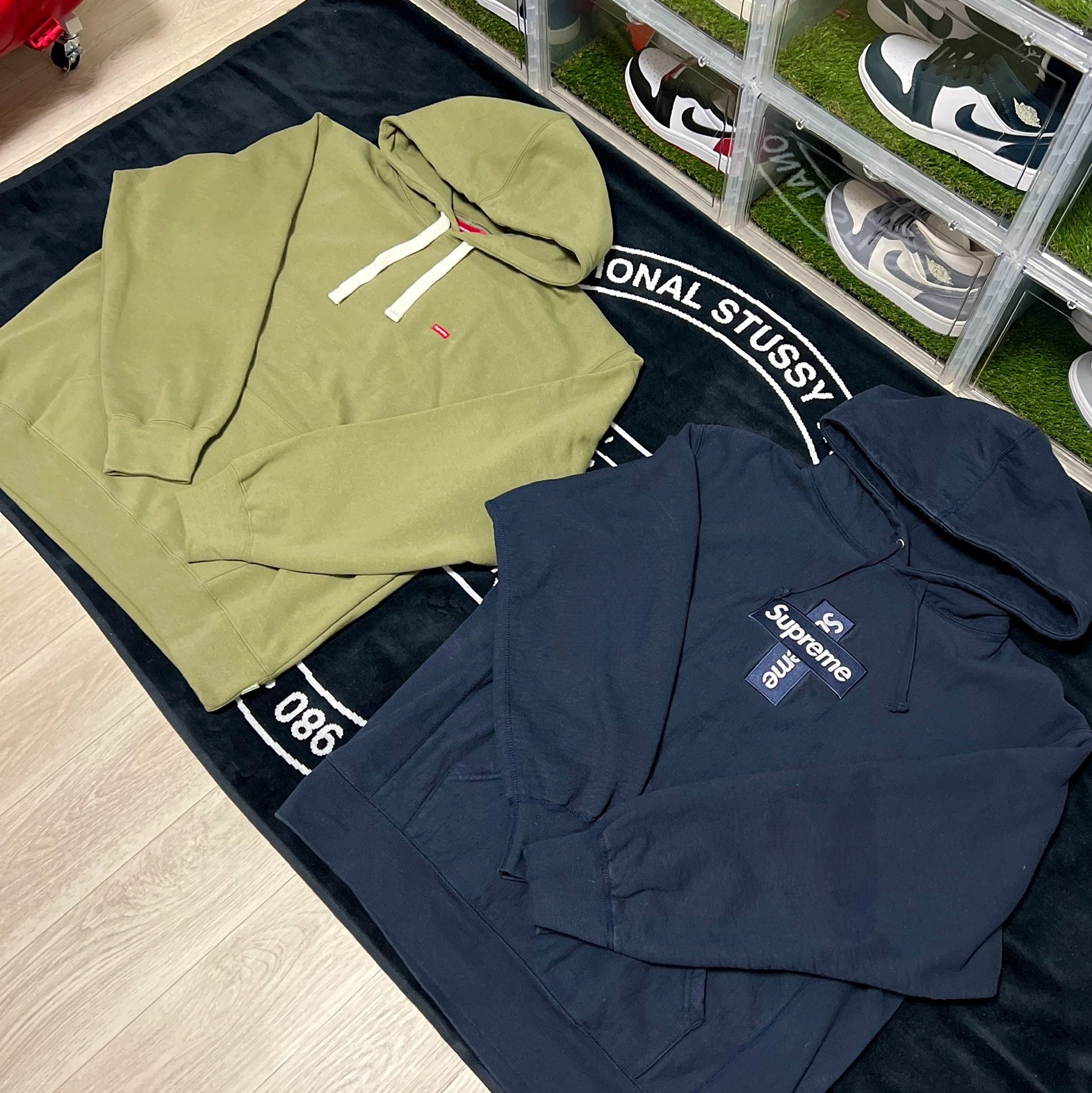 Supreme Cross Box Logo Hooded Sweatshirt Navy - 20FW, Supreme Small Box Drawcord Hooded Sweatshirt Light Olive - 23FW 착용 스타일 - 1