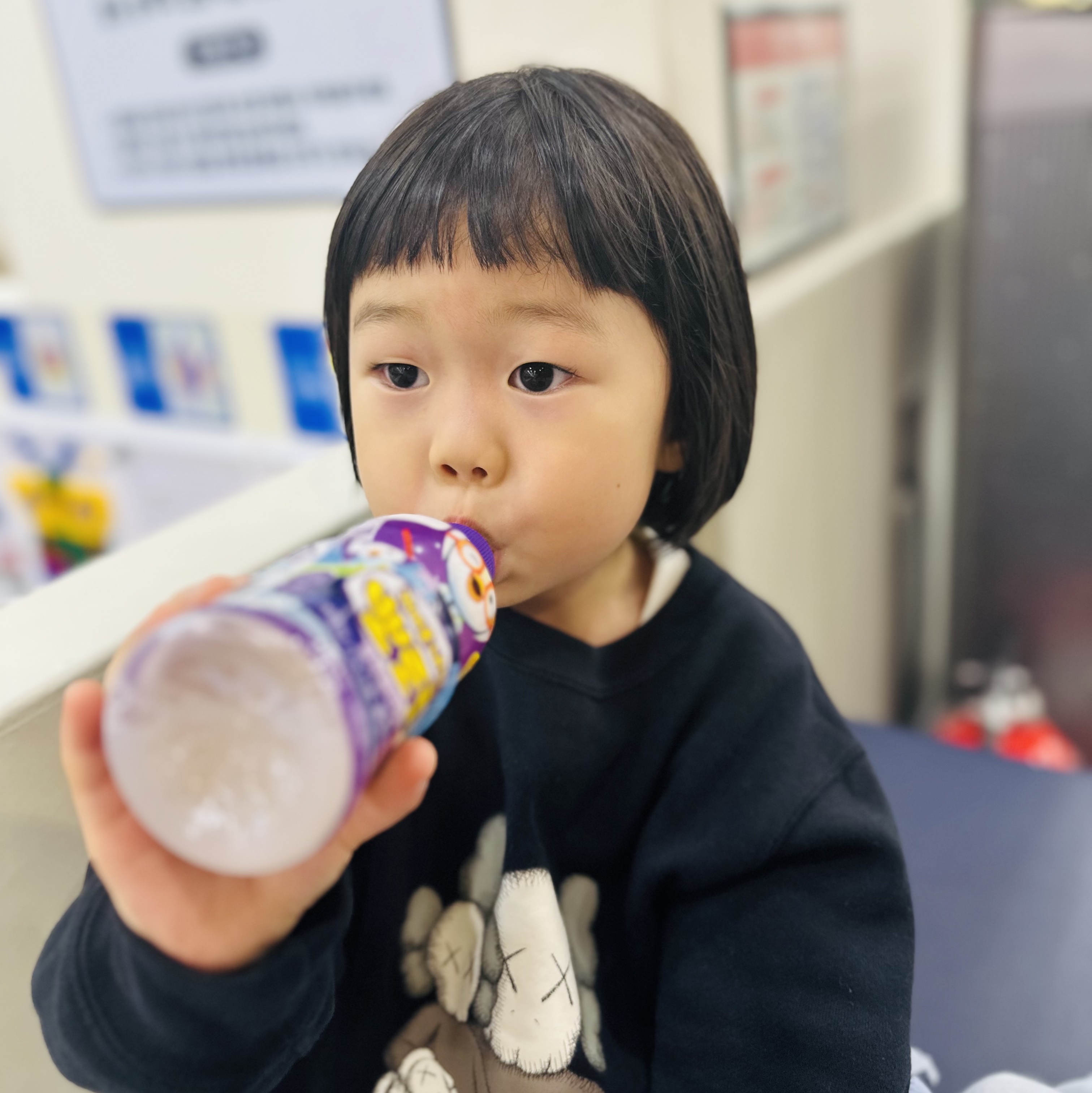 (Kids) Uniqlo UT x Kaws Long Sleeve Sweatshirt Black 착용 스타일 - 7