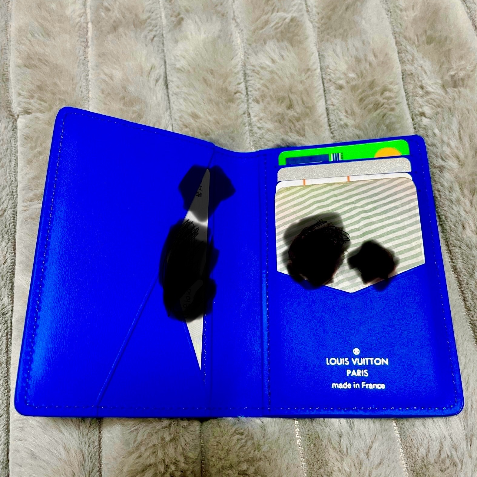 Louis Vuitton Pocket Oragnizer Taurillon Monogram Bleu 착용 스타일 - 4