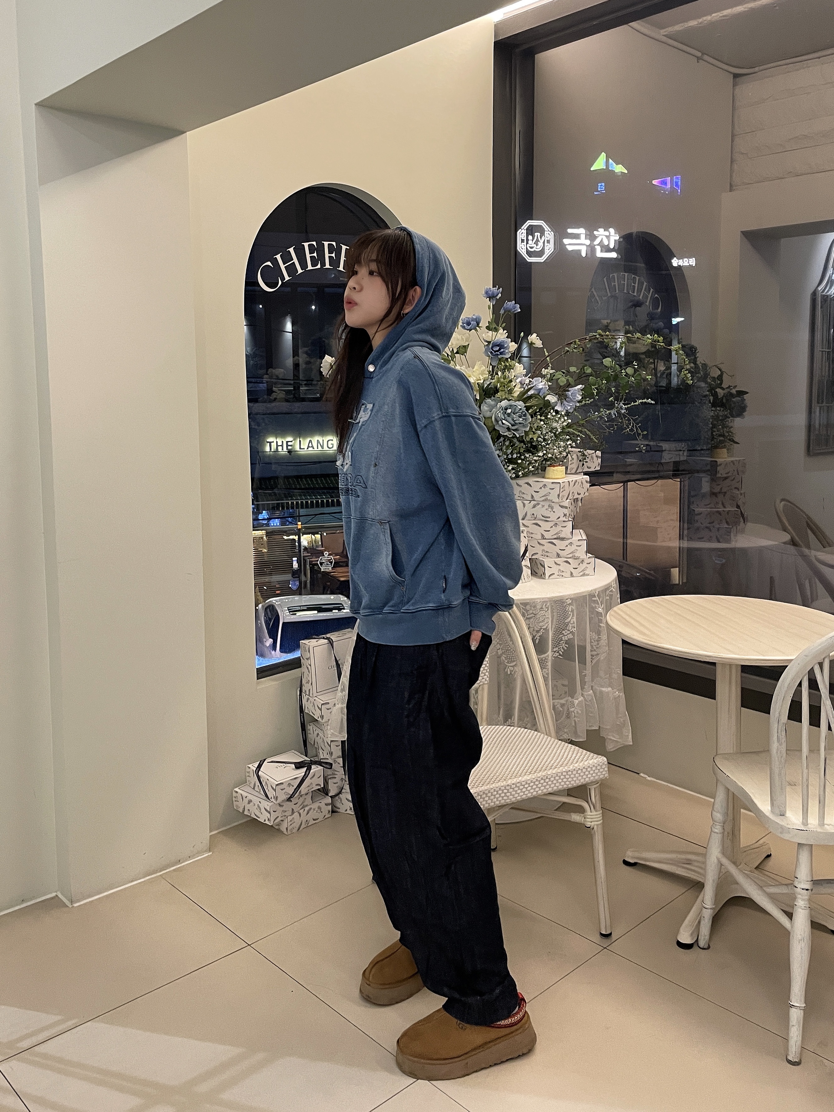 (W) UGG Tazz Slipper Chestnut 착용 스타일 - 3
