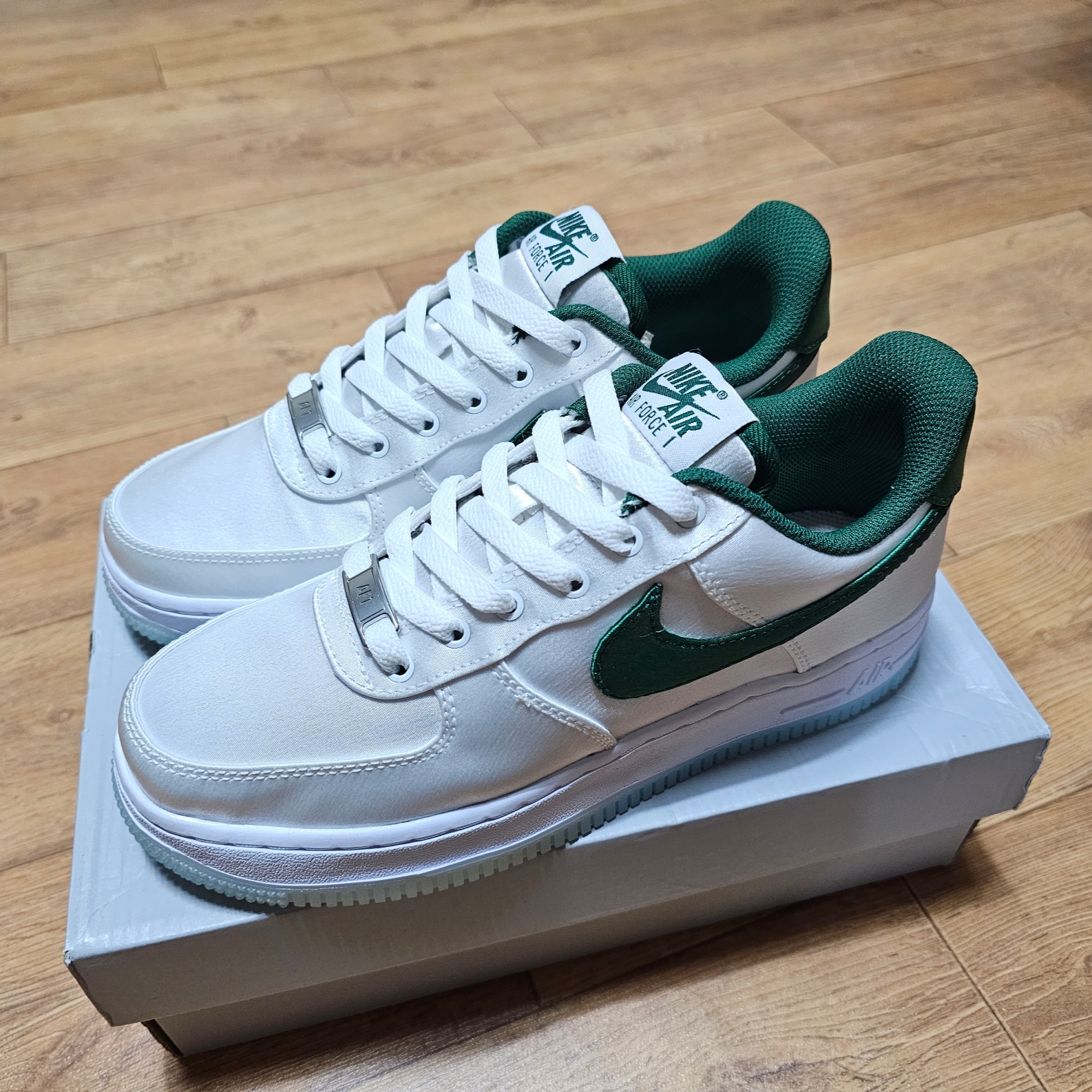 (W) Nike Air Force 1 '07 Essential White Pine Green 착용 스타일 - 2