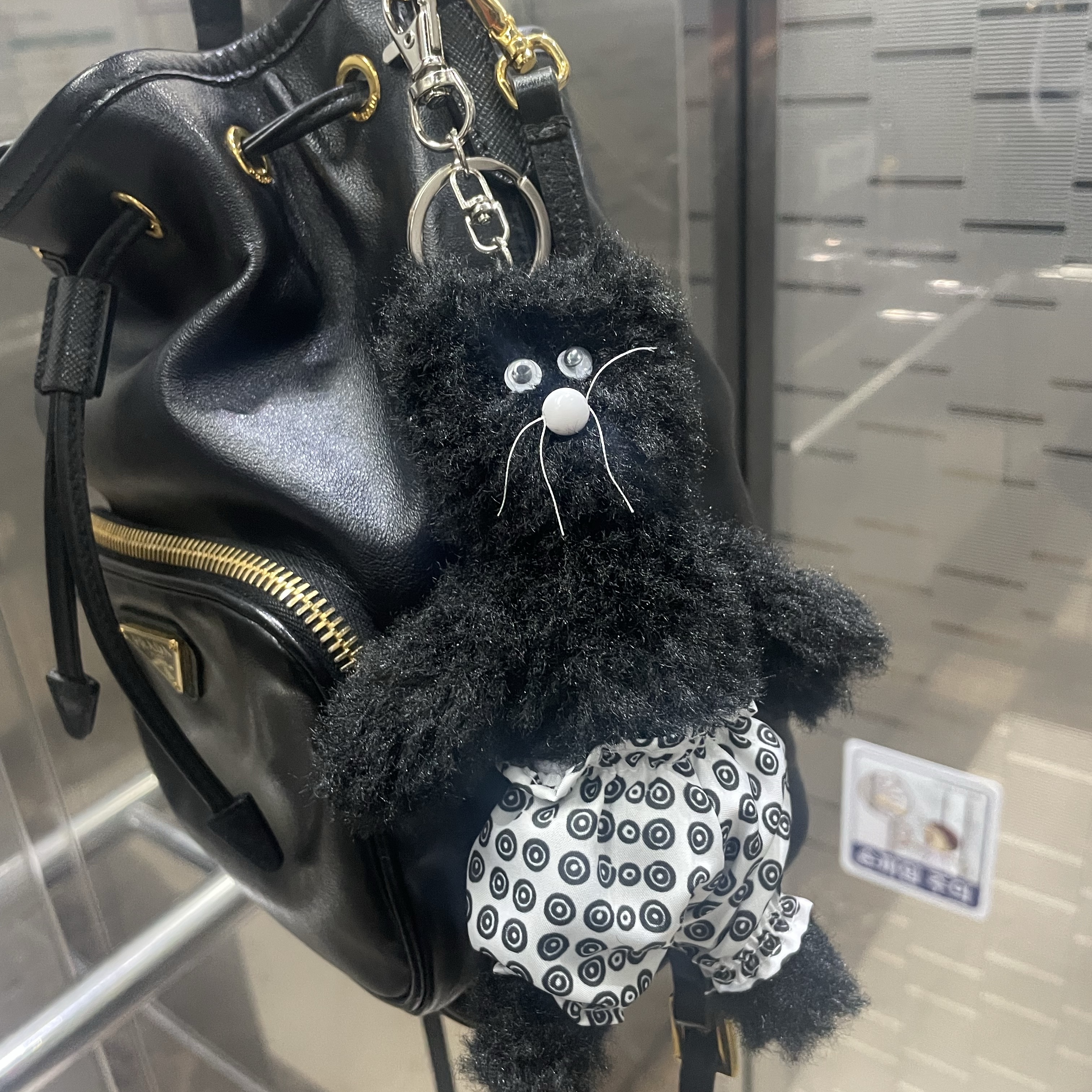 Monamhee x 10 Corso Como Bianco Keyring Black 착용 스타일 - 1