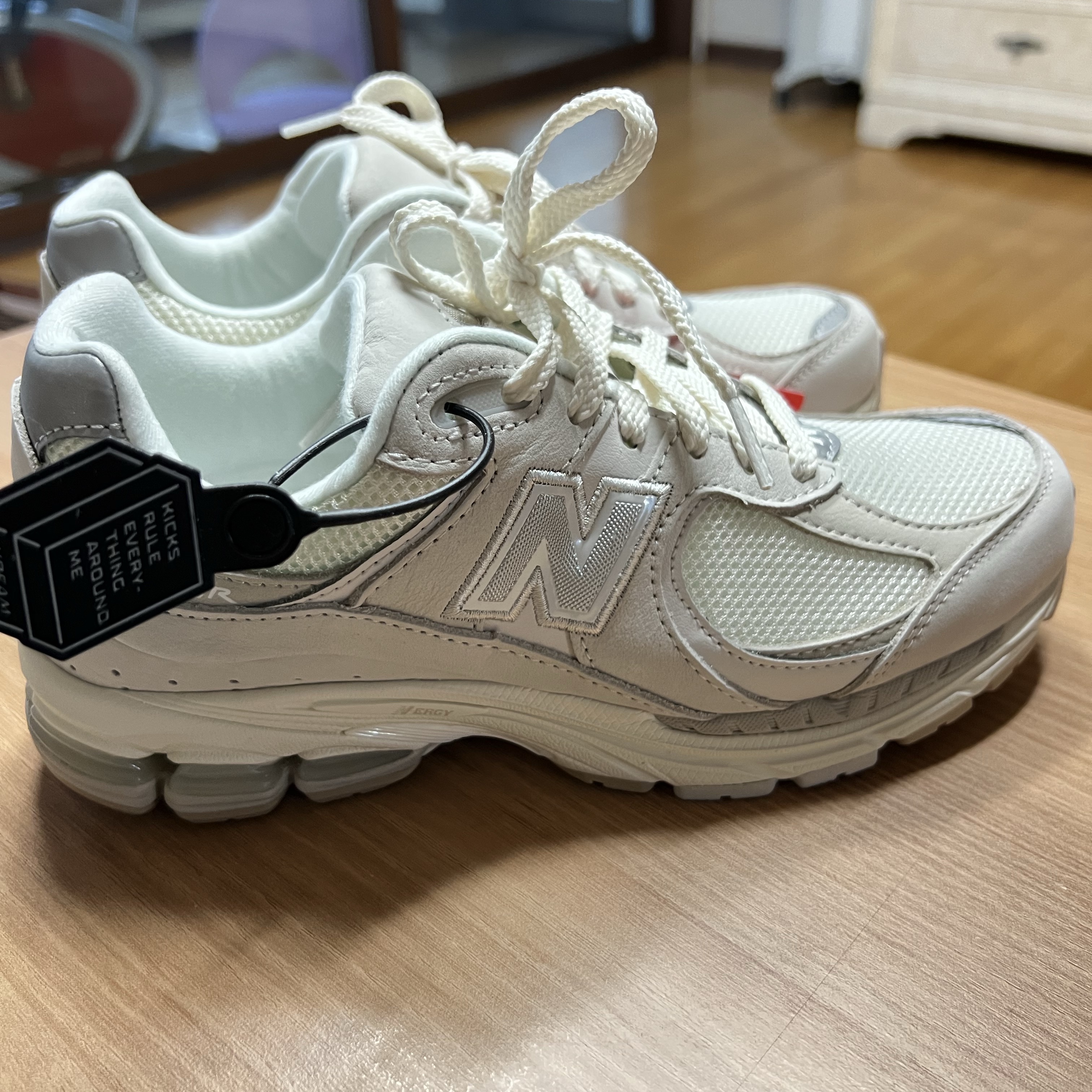 New Balance 2002R White Ivory 착용 스타일