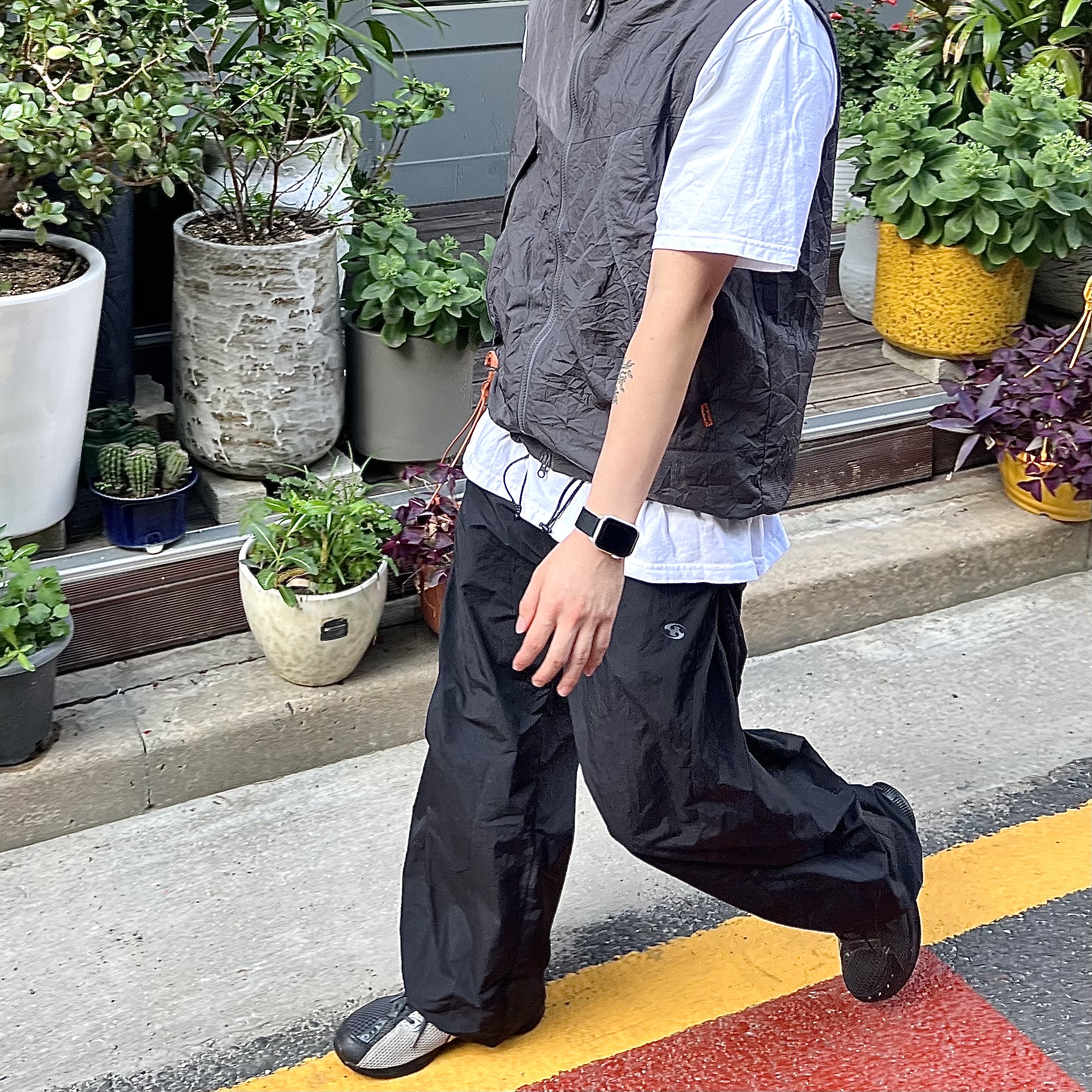 Asics x Kiko Kostadinov Gel Sokat Infinity Dark Grey, Sansan Gear Side Snap Pants Black 착용 스타일 - 2