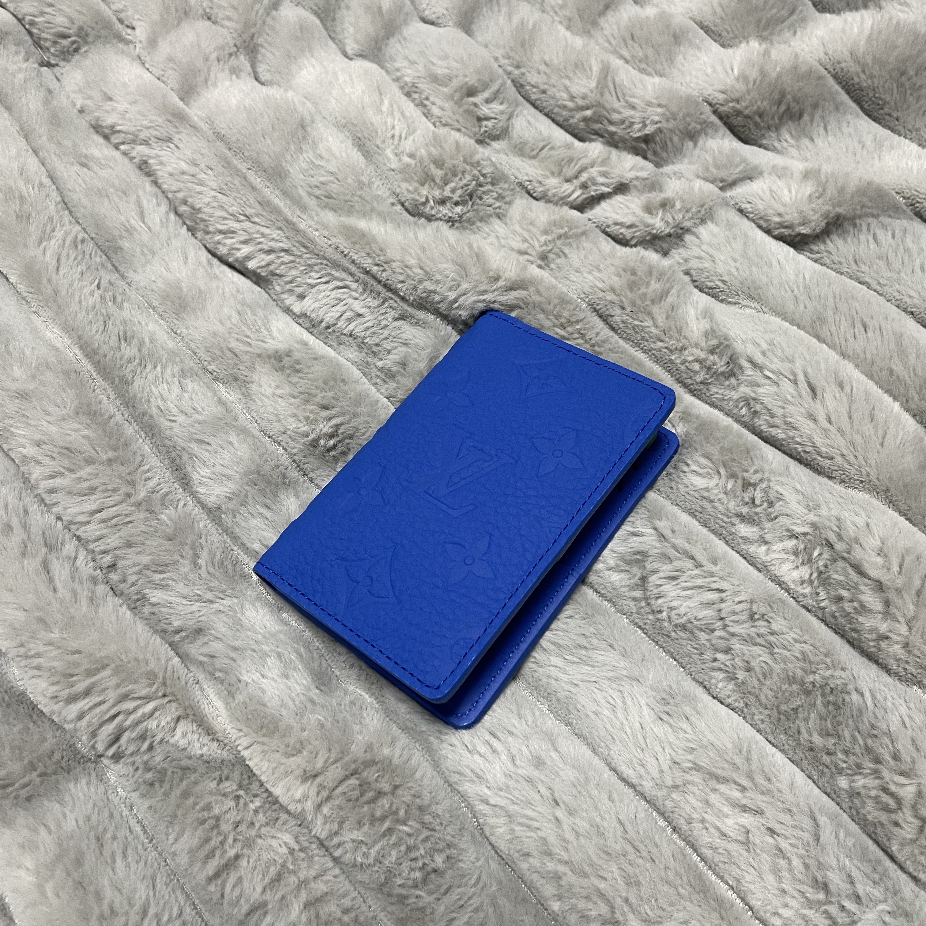 Louis Vuitton Pocket Oragnizer Taurillon Monogram Bleu 착용 스타일 - 1