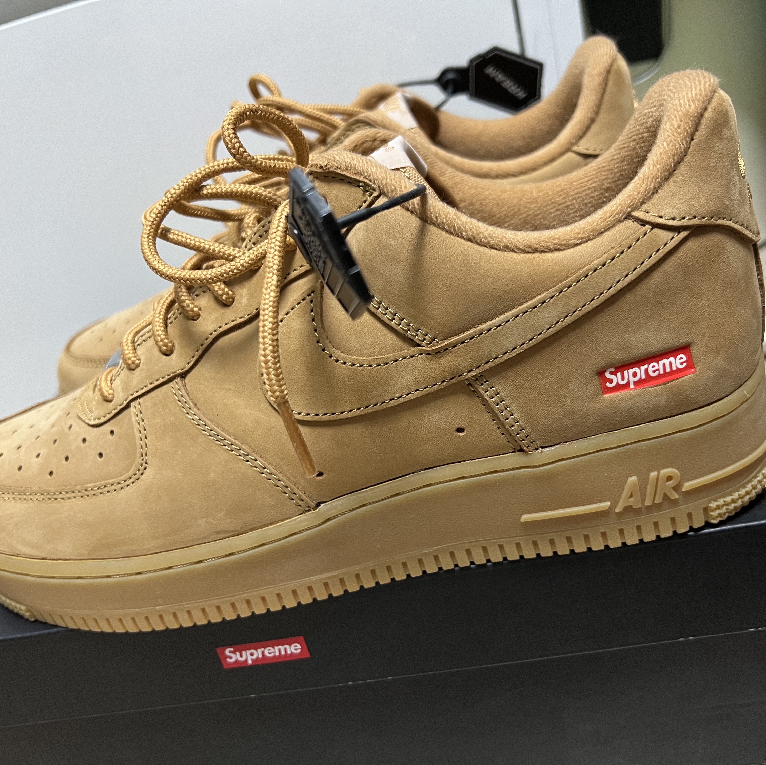 Nike x Supreme Air Force 1 Low Flax 착용 스타일 - 1