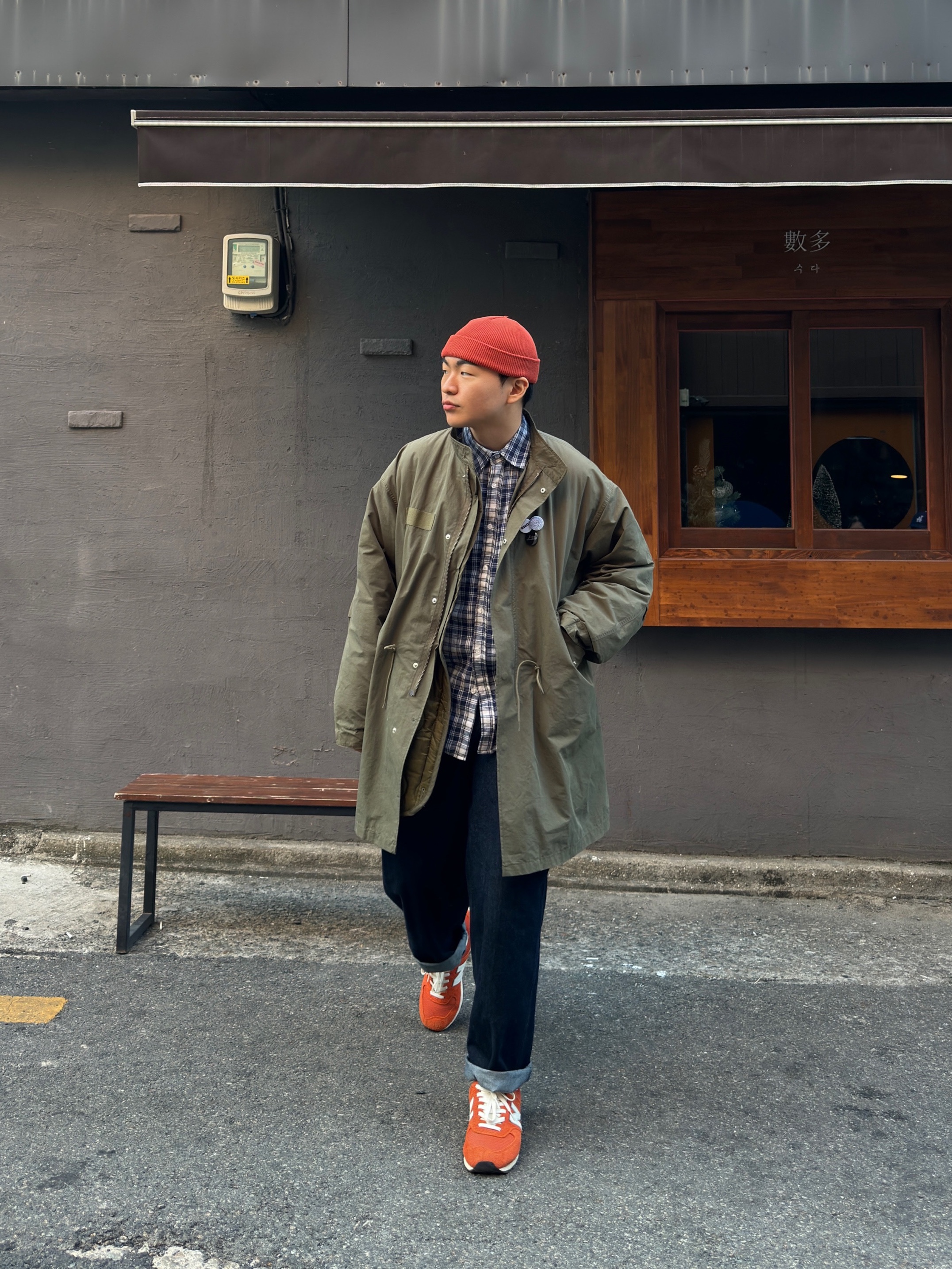 New Balance x Size? 574 College Pack Orange 착용 스타일 - 3