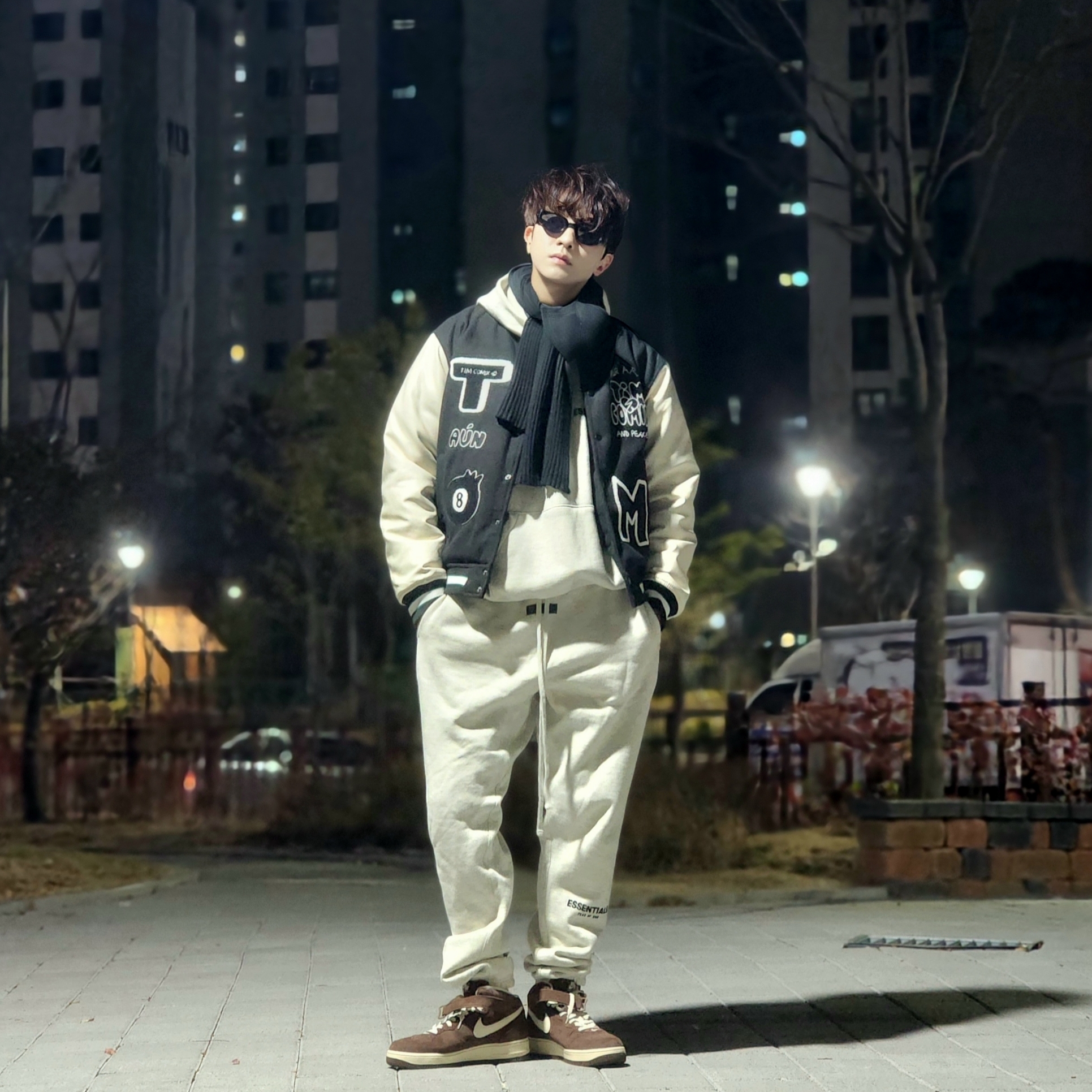 Essentials The Core Collection Hoodie Light Oatmeal, Essentials The Core Collection Sweatpants Light Oatmeal 착용 스타일 - 2