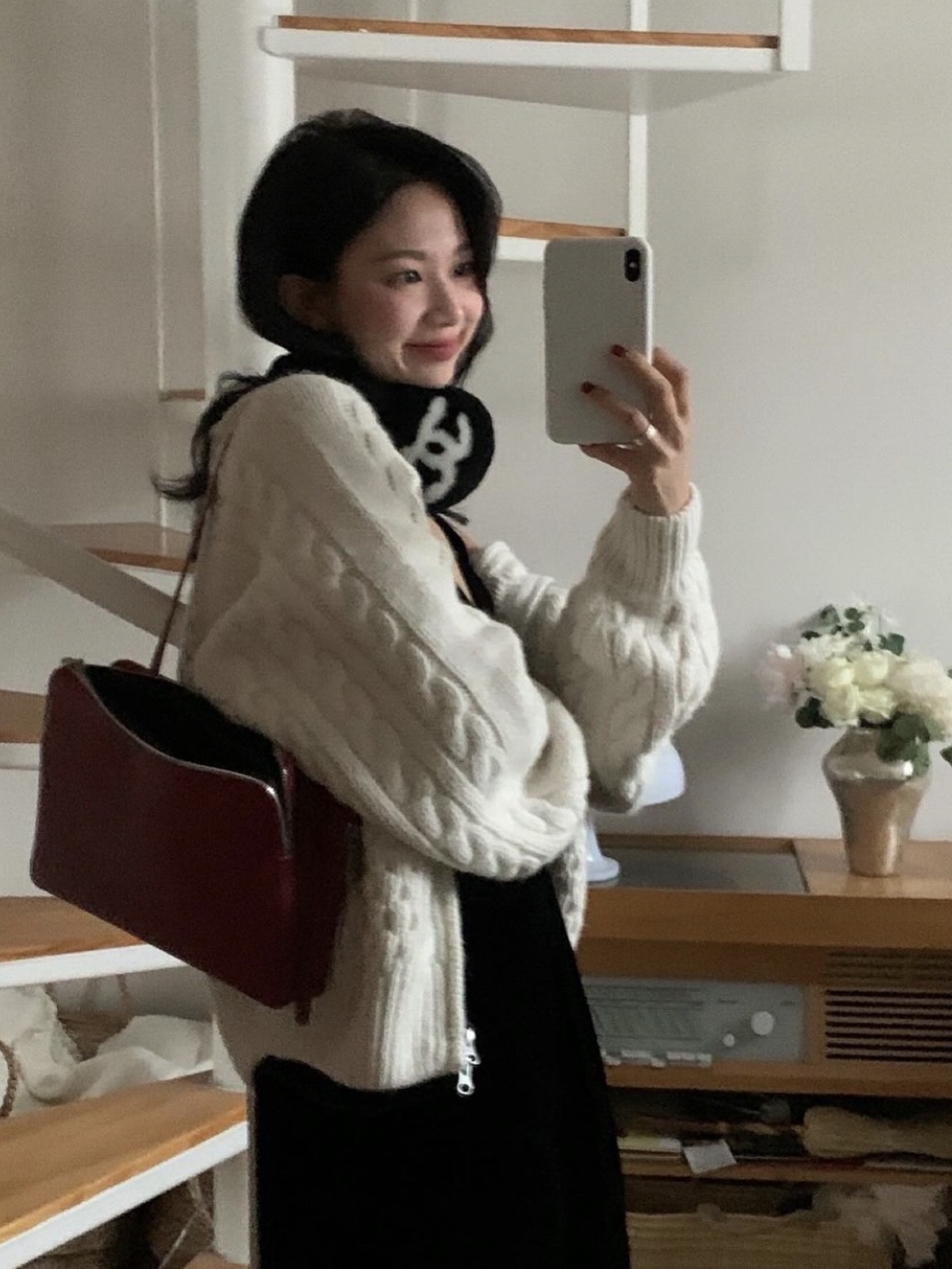 Chanel Earmuffs Shearling Lambskin Black White 착용 스타일