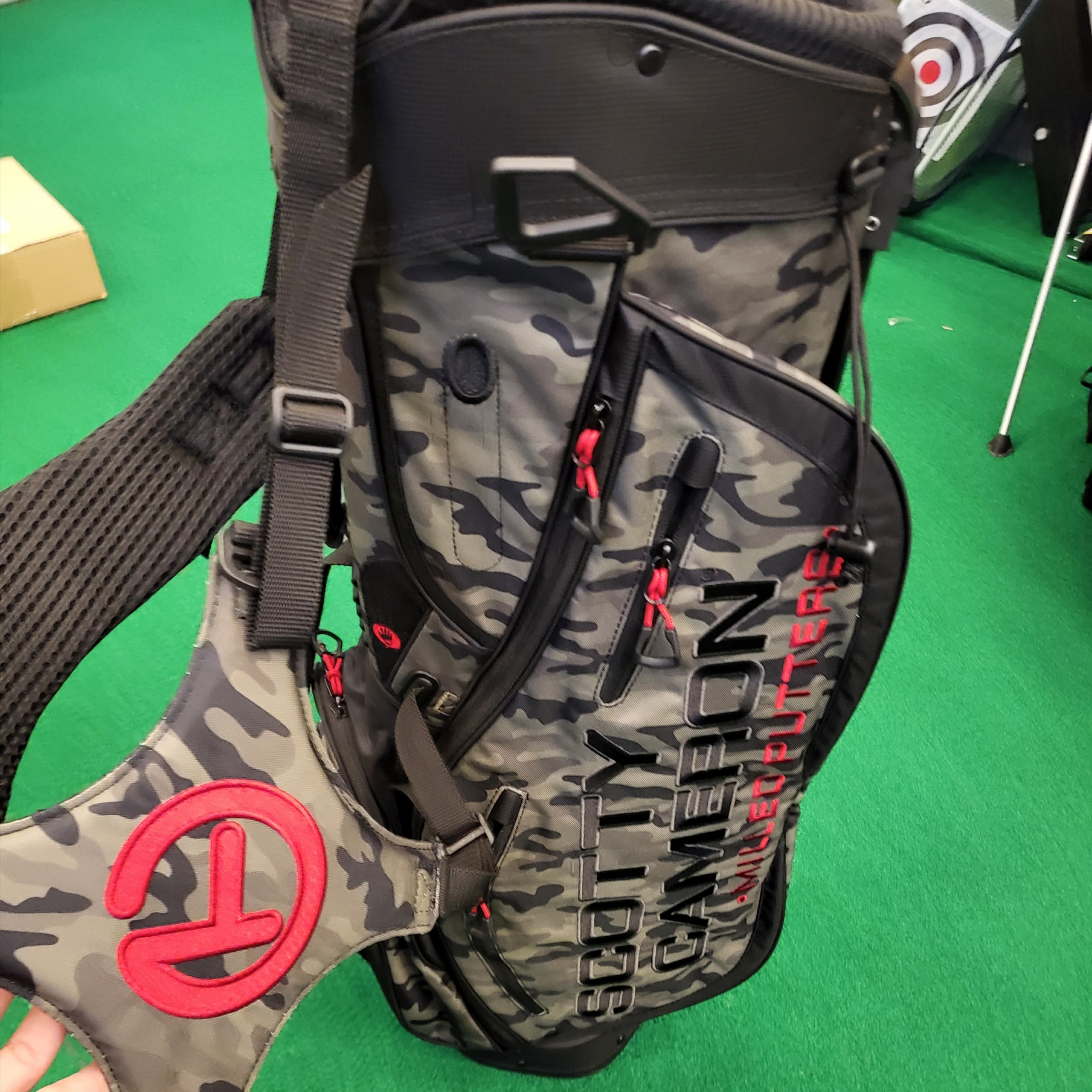 Titleist Scotty Cameron Pathfinder Camo Red 착용 스타일