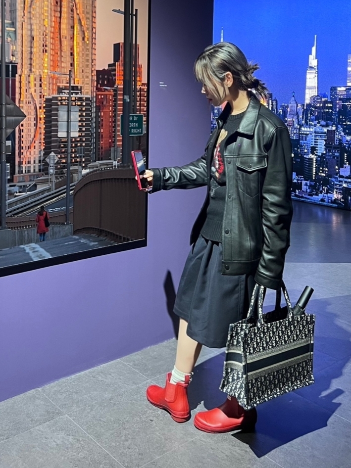 (W) Hunter Commando Chelsea Boots Black, Dior Medium Book Tote Blue Dior Oblique Embroidery 착용 스타일 - 2