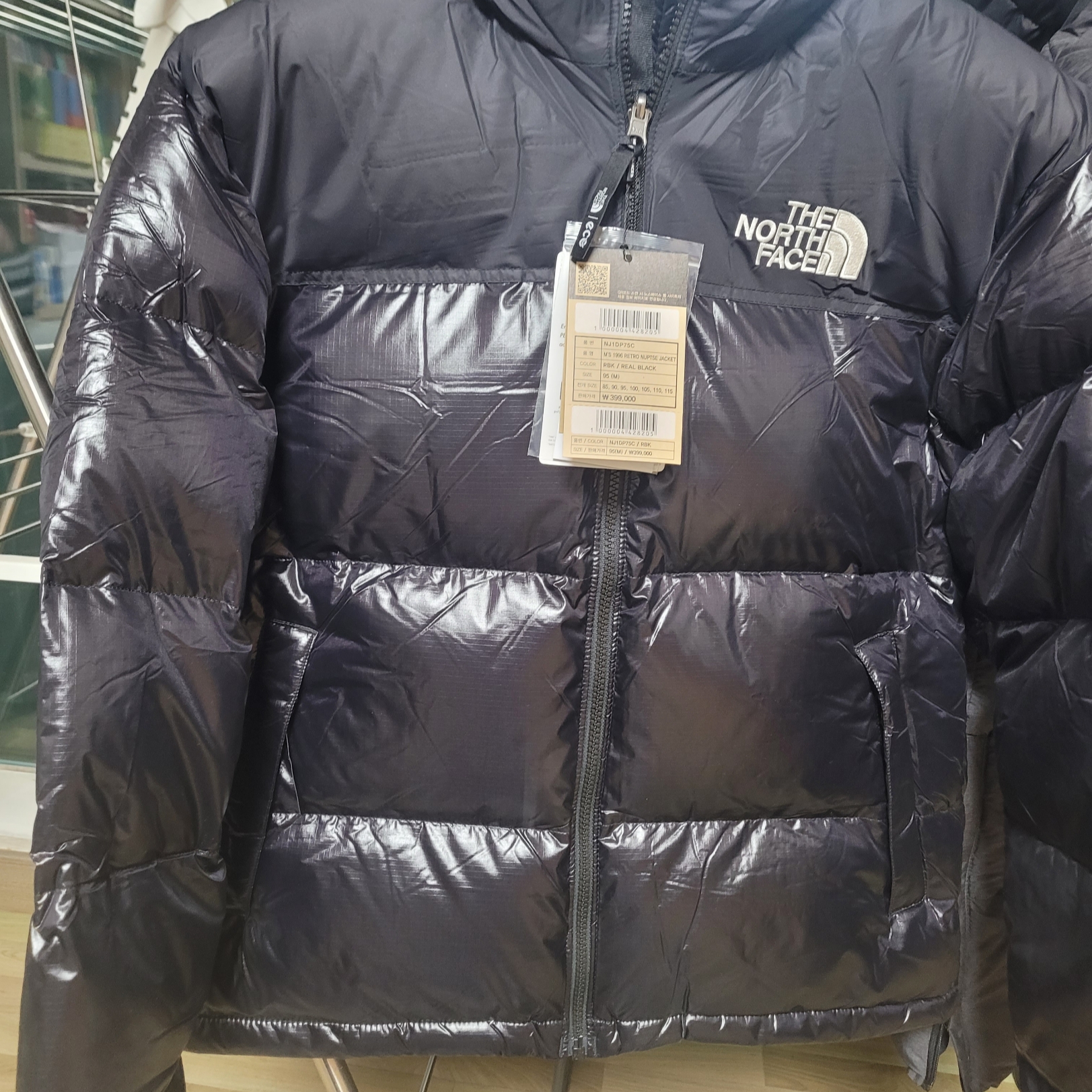 The North Face 1996 Eco Nuptse Jacket Real Black 착용 스타일