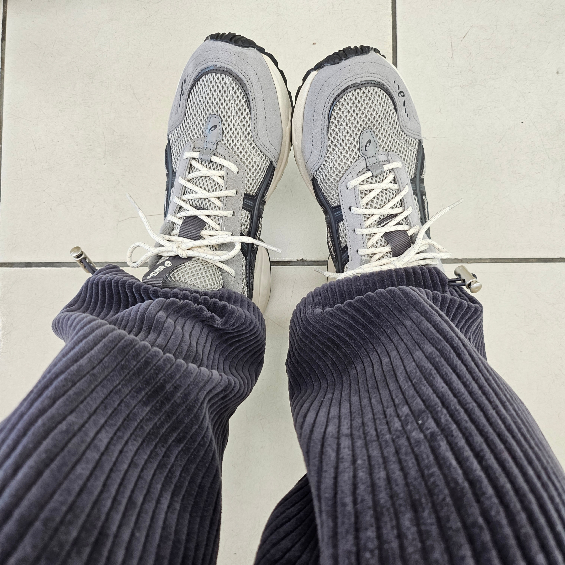Asics Gel-1090 V2 Oyster Grey 착용 스타일