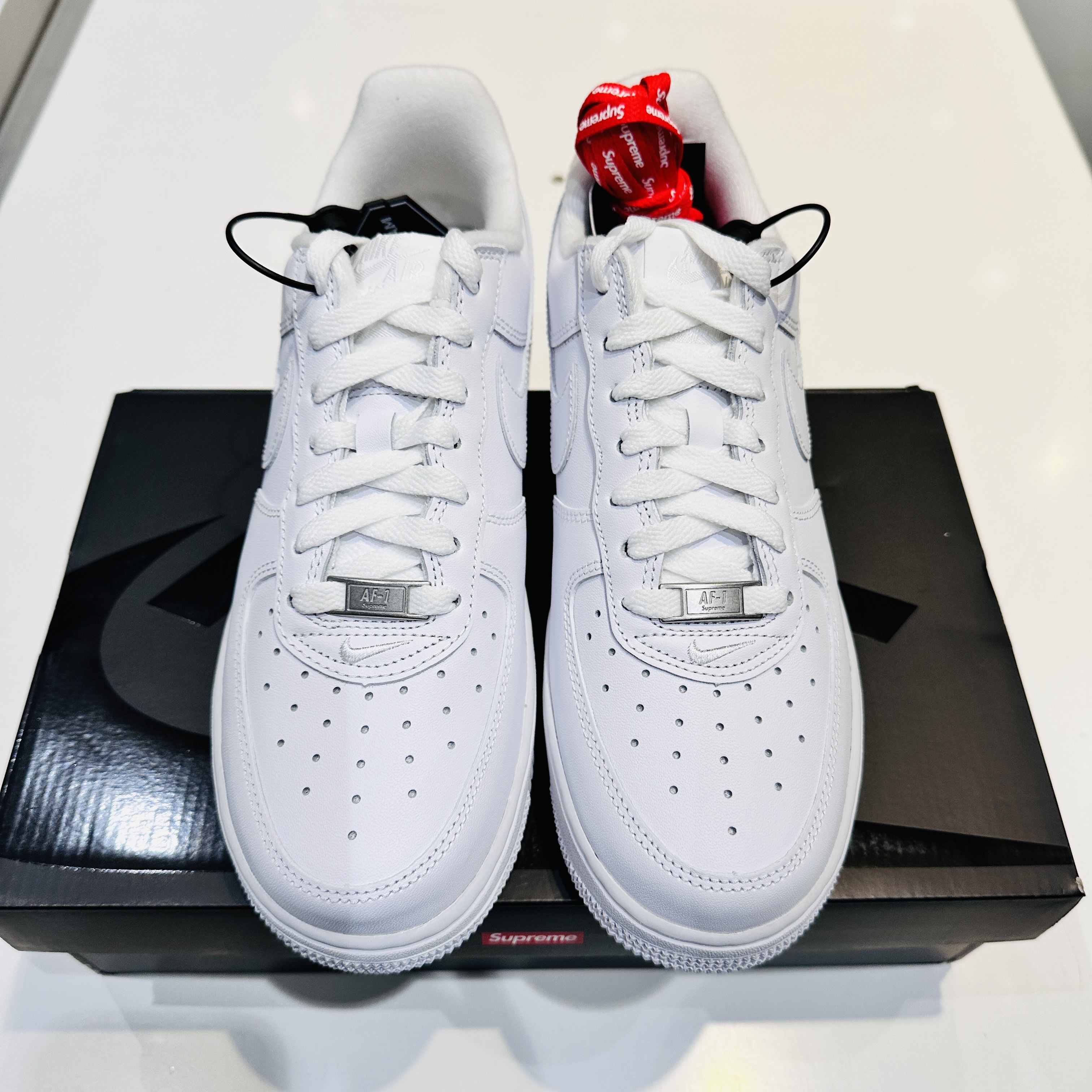 Nike x Supreme Air Force 1 Low White 착용 스타일 - 1