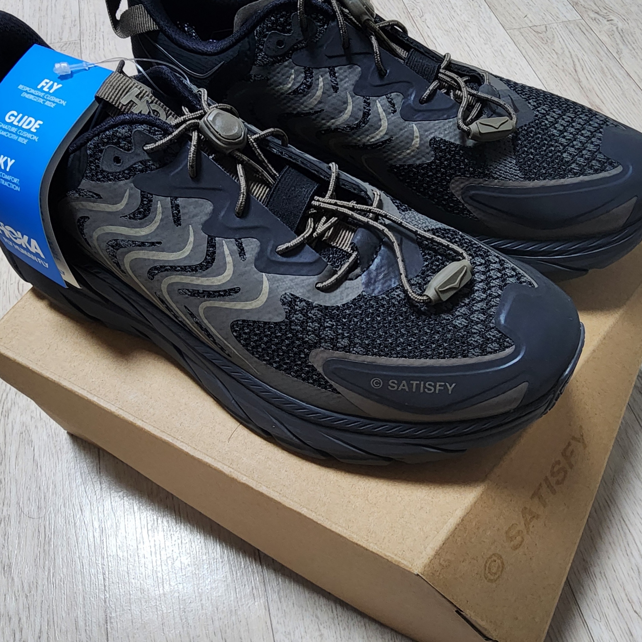 Hoka x Satisfy Clifton LS Forged Iron Black 착용 스타일 - 1