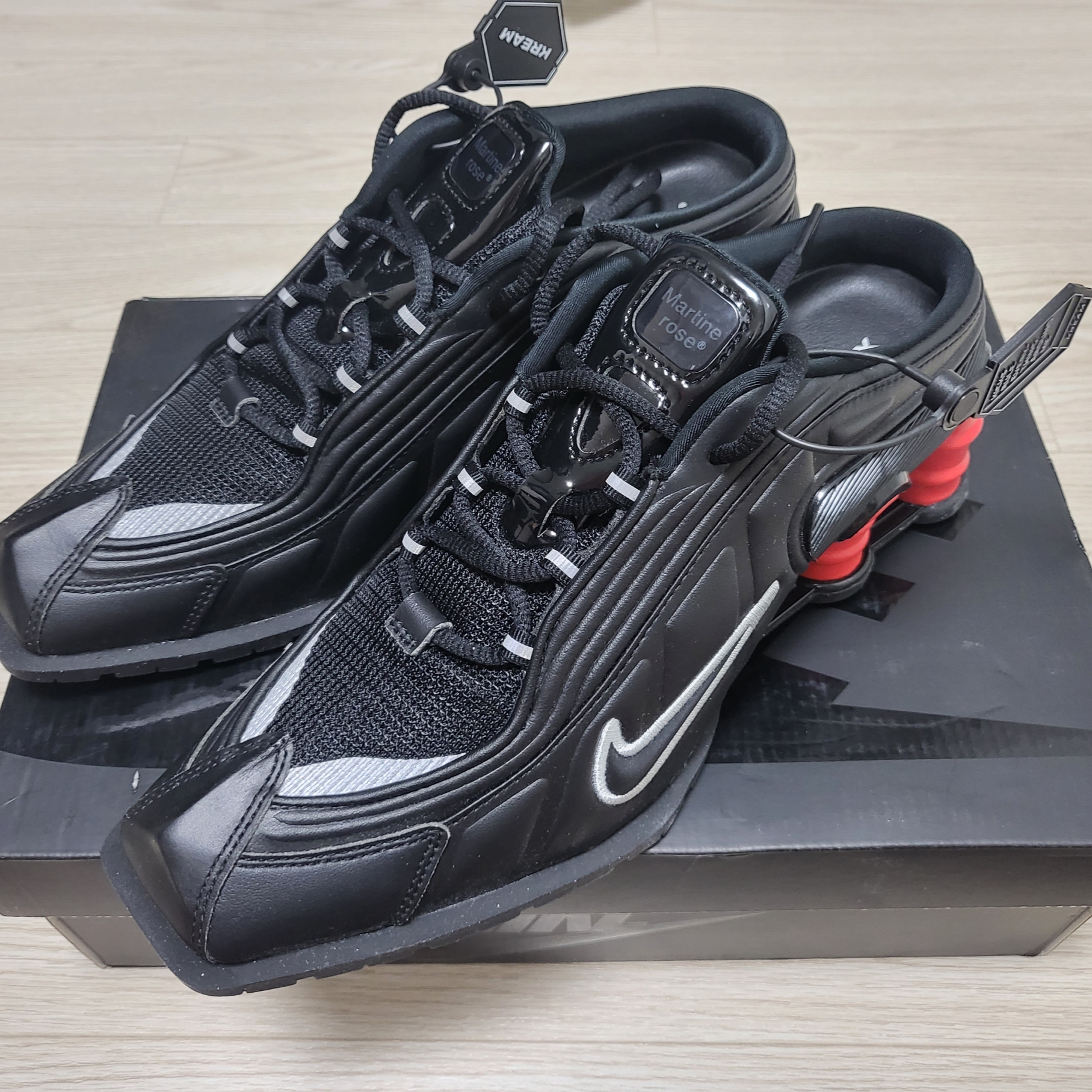 Nike x Martine Rose Shox MR4 Black 착용 스타일 - 1