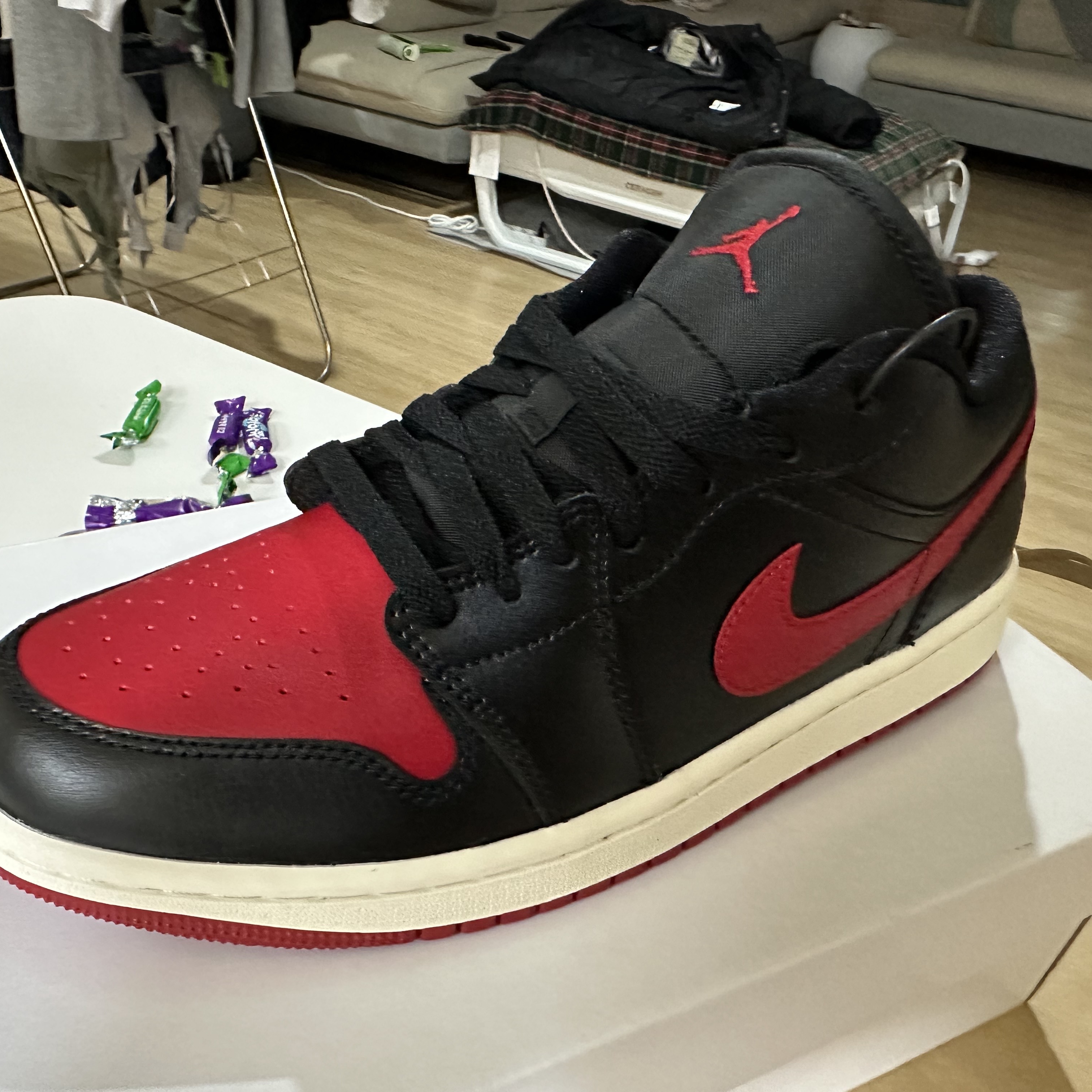 (W) Jordan 1 Low Black Gym Red 착용 스타일 - 1
