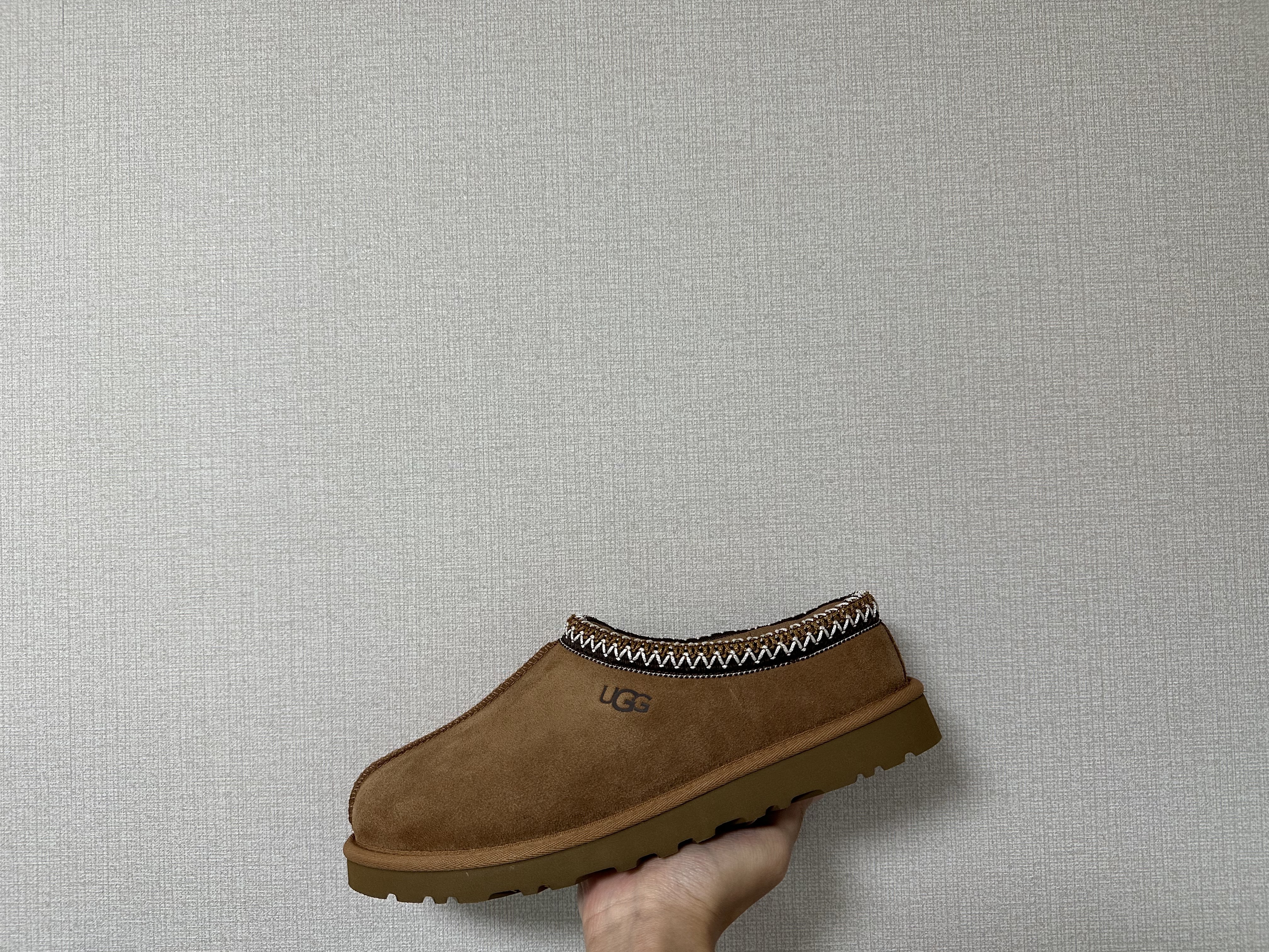 UGG Tasman Slipper Chestnut 착용 스타일 - 2