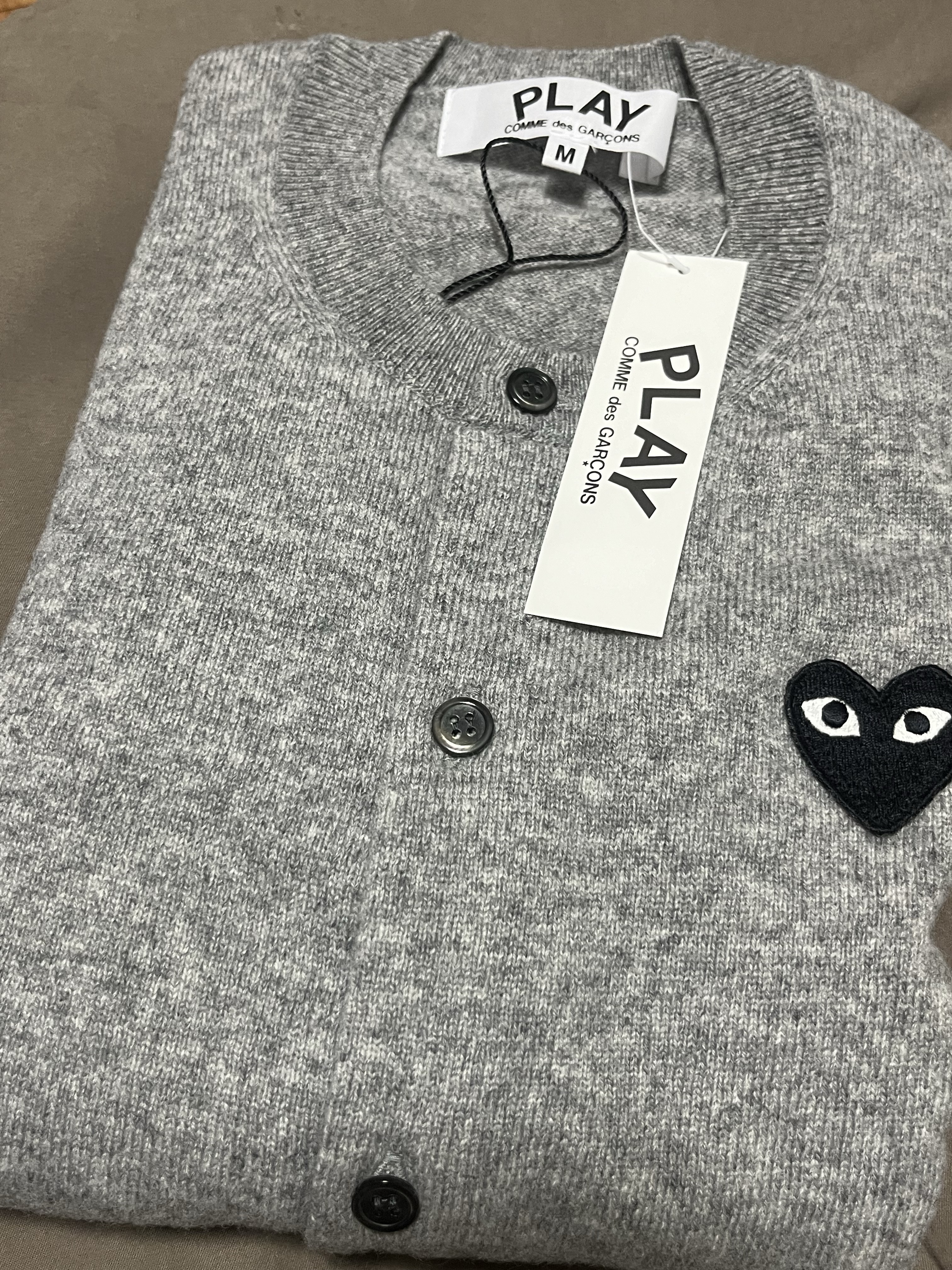 (W) Play Comme des Garcons Black Heart Knit Cardigan Grey 착용 스타일 - 2