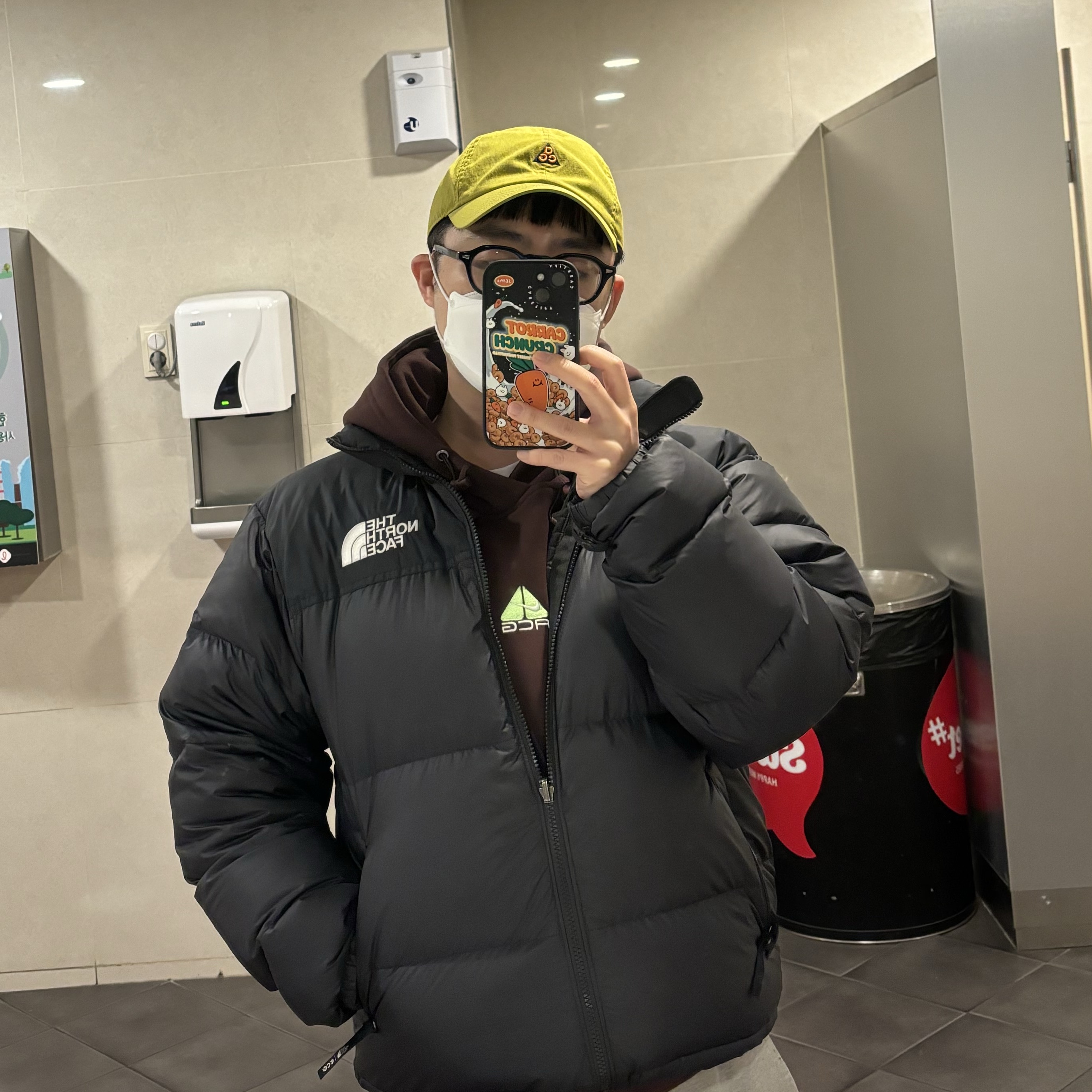 Nike ACG Therma-Fit Fleece Pullover Hoodie Earth - Asia, The North Face 1996 Retro Nuptse Down Jacket TNF Black 착용 스타일