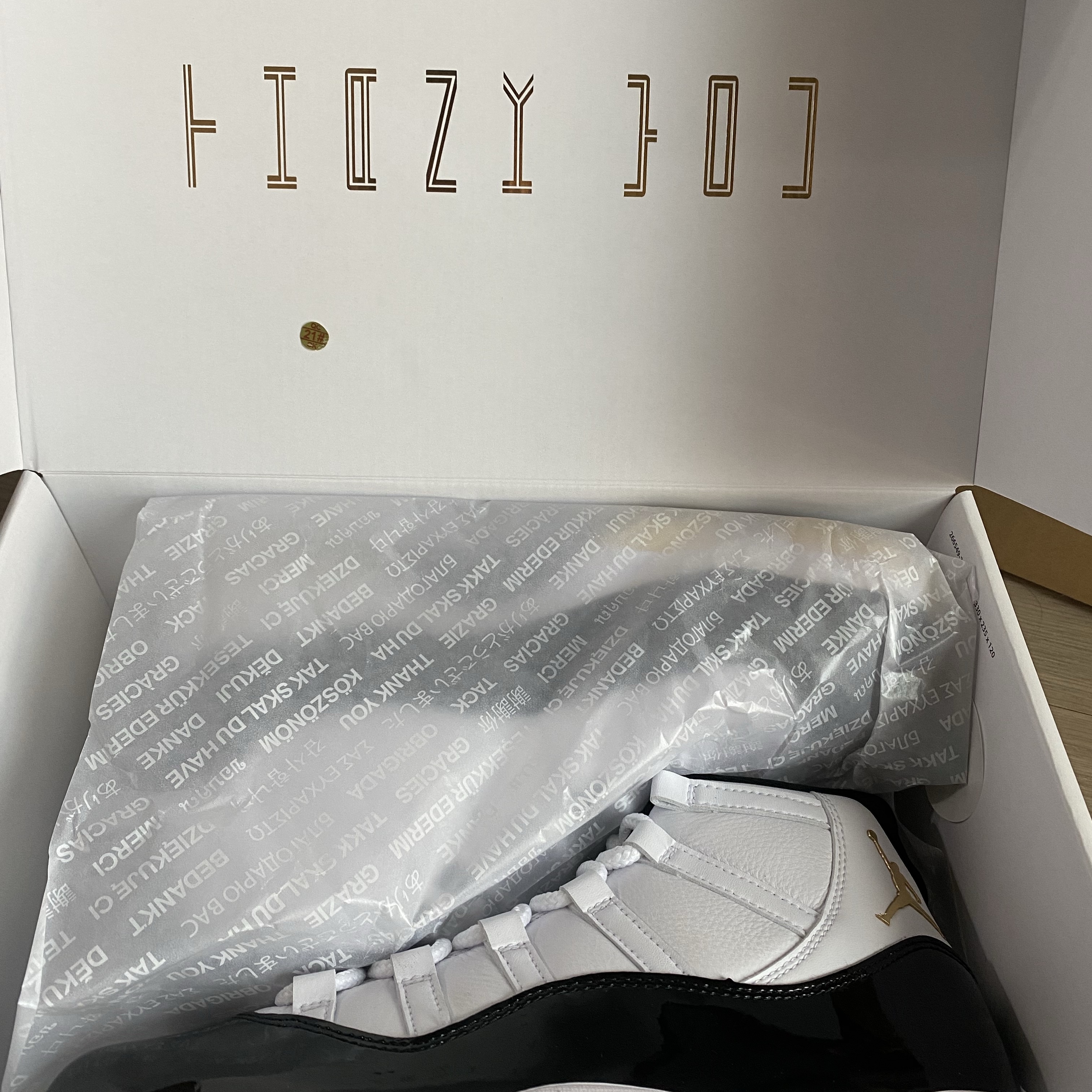 Jordan 11 Retro Gratitude ์ฐฉ์ฉ ์คํ์ผ - 2