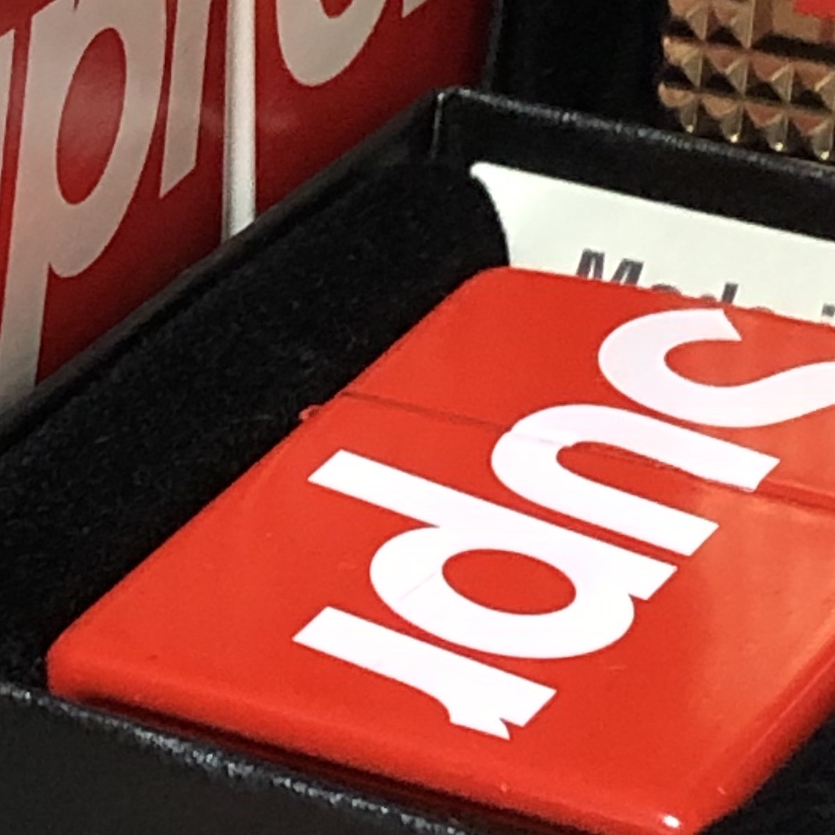 Supreme Logo Zippo Red 착용 스타일
