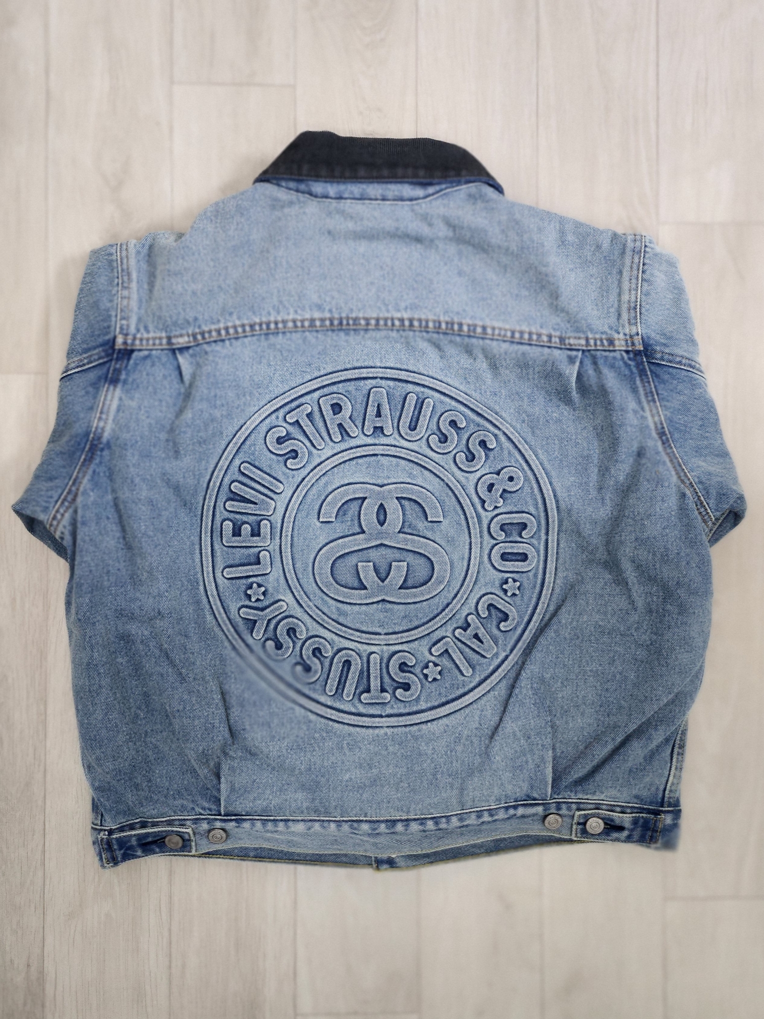 Stussy x Levi's Embossed Trucker Jacket Indigo 착용 스타일 - 1