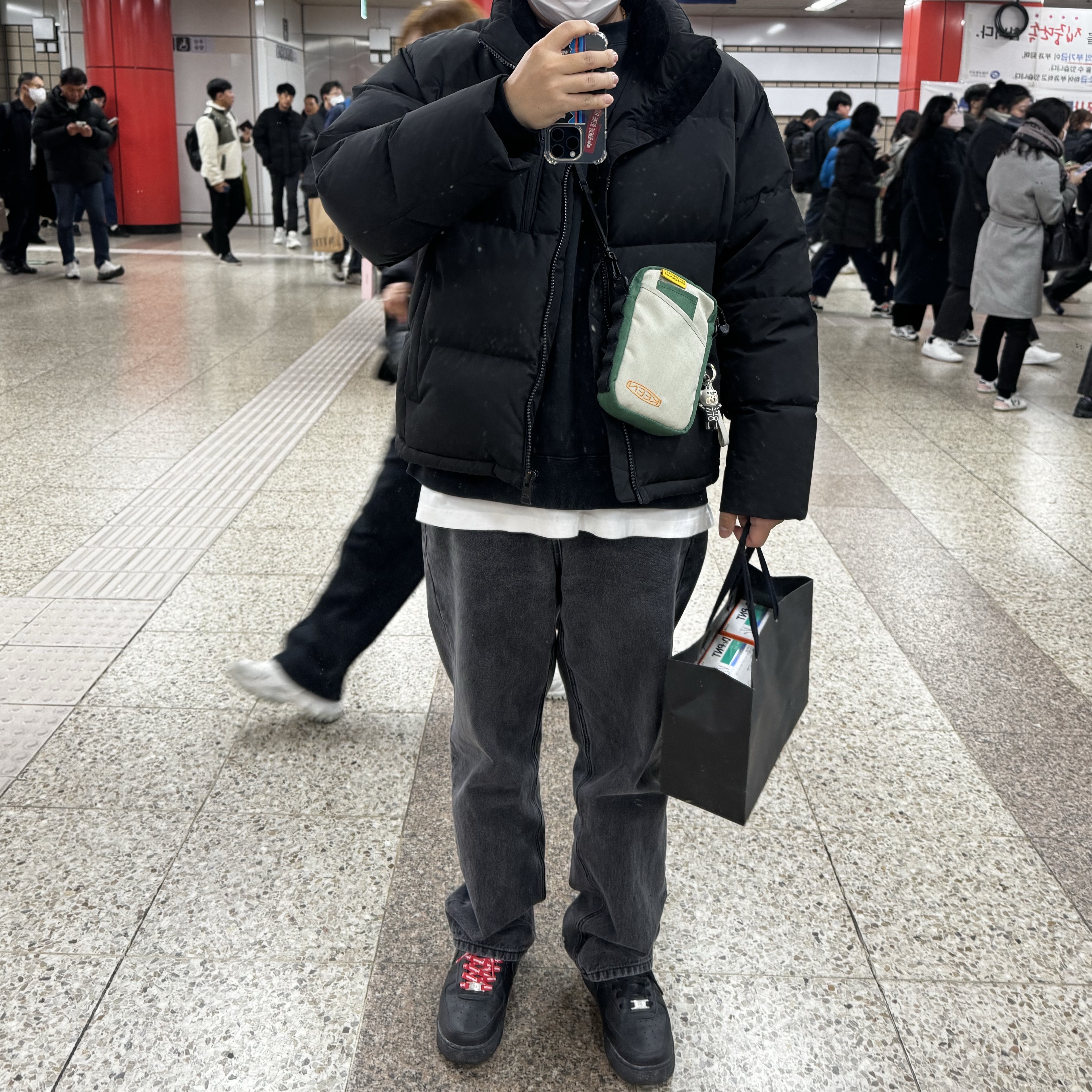 Nike Air Force 1 '07 Low Triple Black 착용 스타일