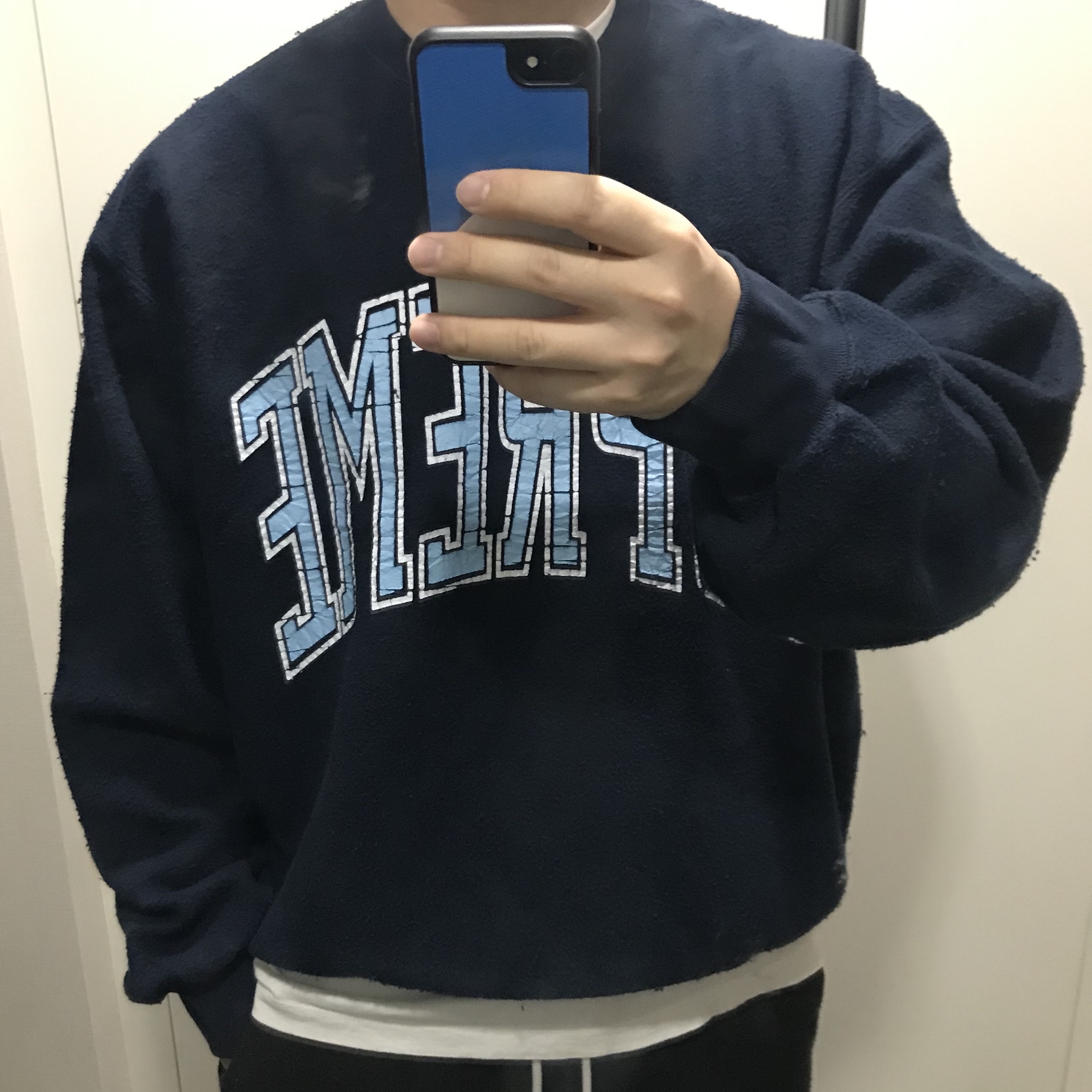 Supreme Inside Out Crewneck Navy - 23FW 착용 스타일