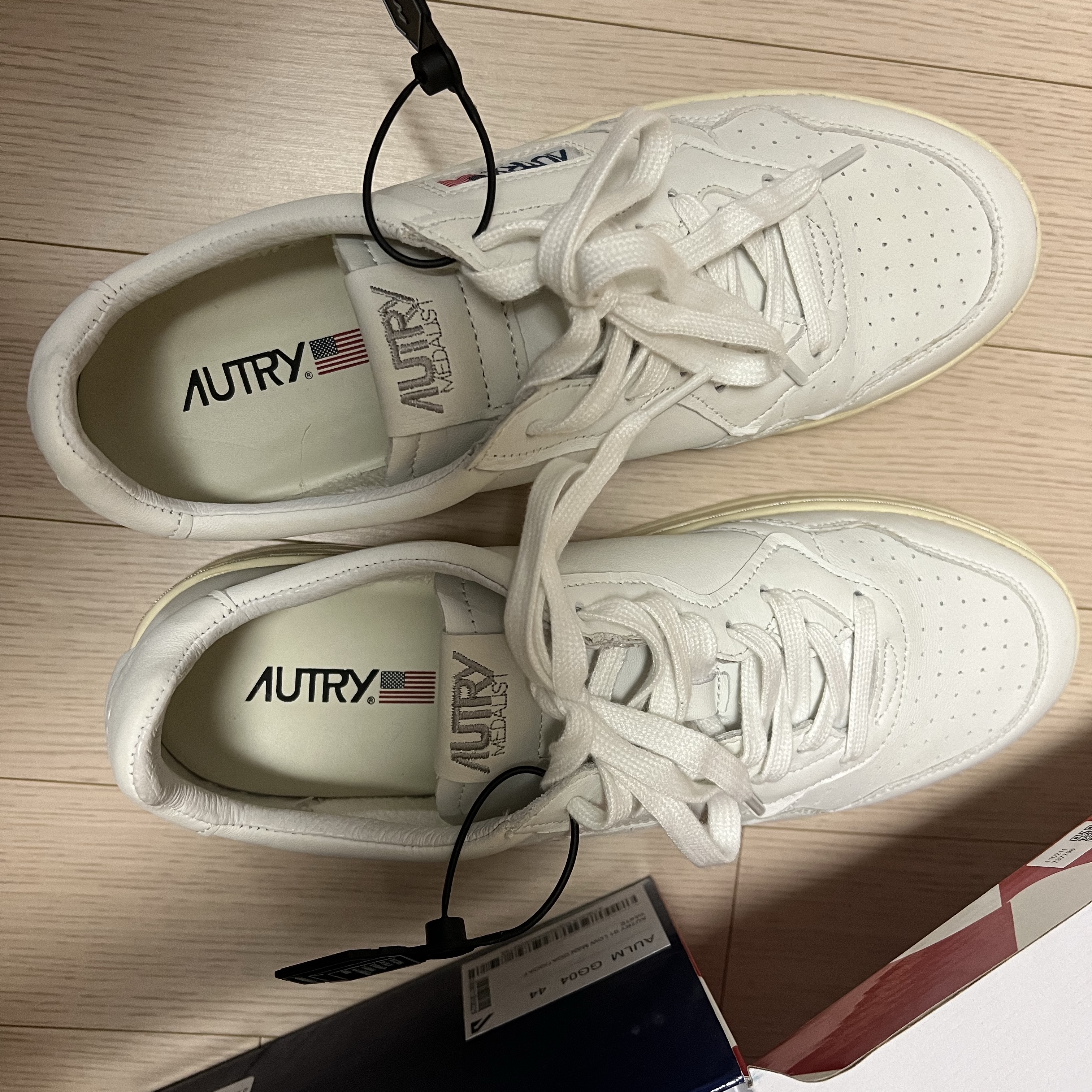 Autry Medalist Low Goatskin Sneakers White 착용 스타일 - 3