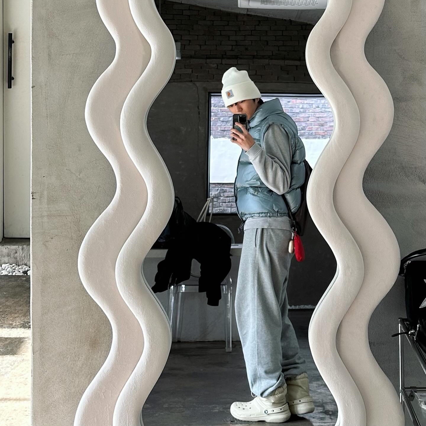 Carhartt Knit Cuffed Beanie Winter White, Crocs Classic Lined Neo Puff Boot Bone 착용 스타일