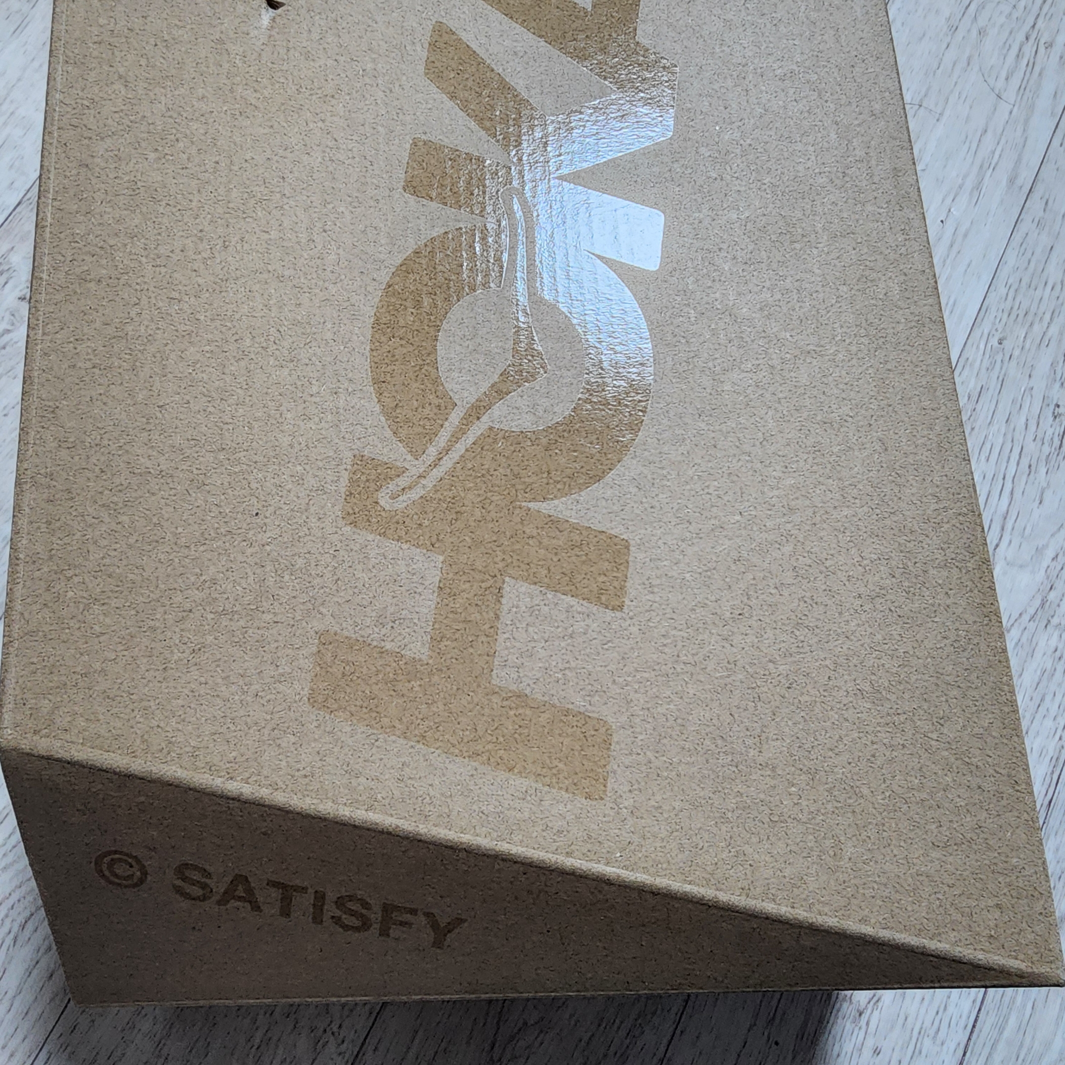 Hoka x Satisfy Clifton LS Forged Iron Black 착용 스타일 - 2