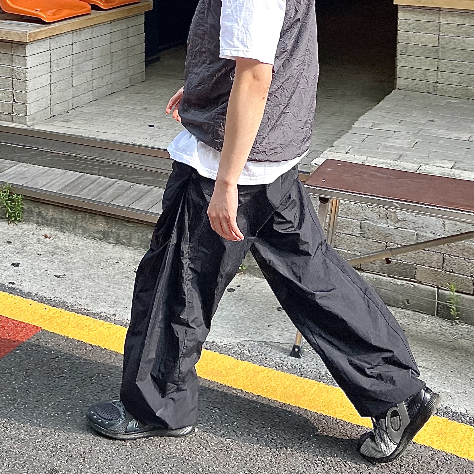 Asics x Kiko Kostadinov Gel Sokat Infinity Dark Grey, Sansan Gear Side Snap Pants Black 착용 스타일 - 1